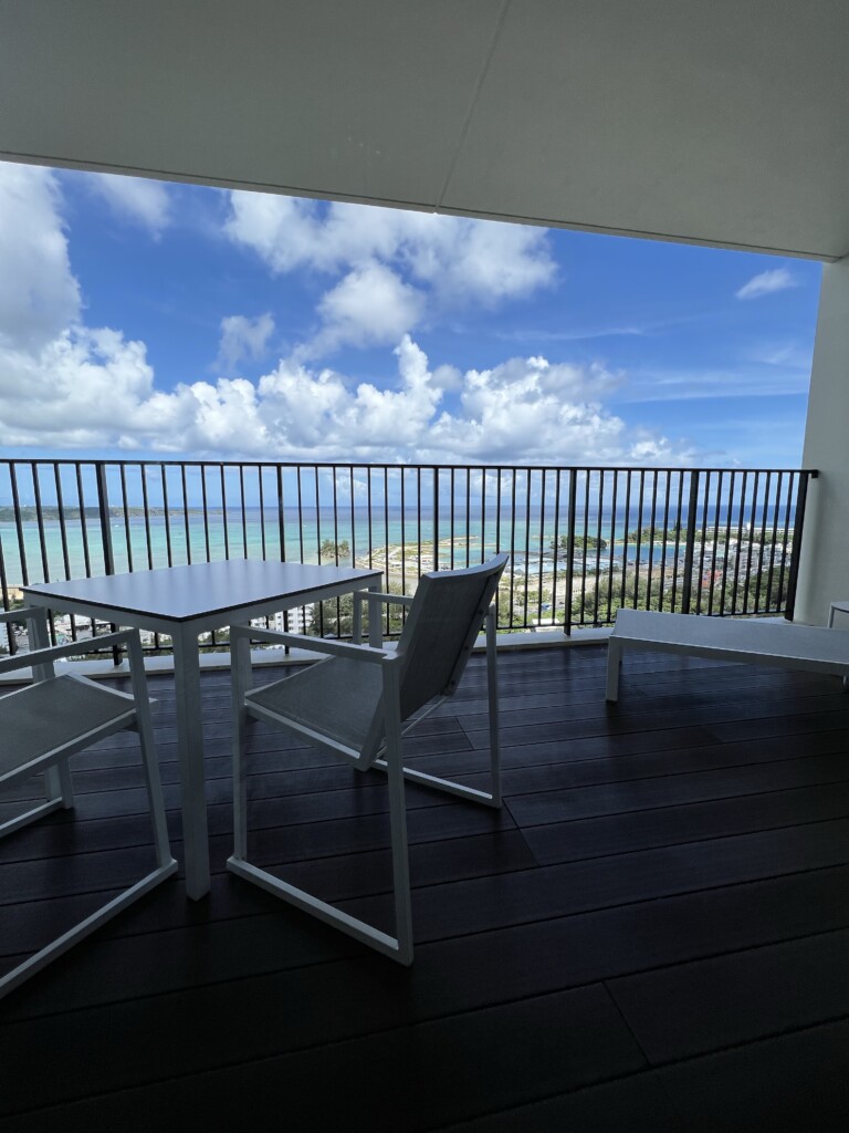 HIYORIオーシャンリゾート沖縄オーシャンスイートのバルコニーからの海景色・快晴