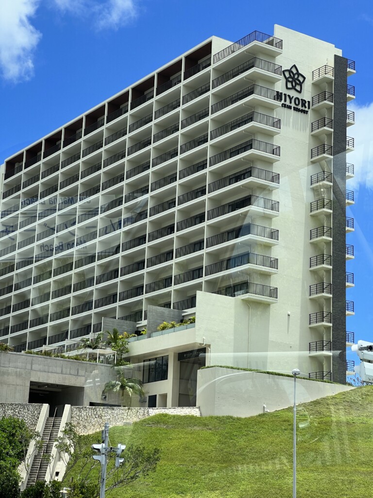 車から撮影したHIYORIオーシャンリゾート沖縄の外観