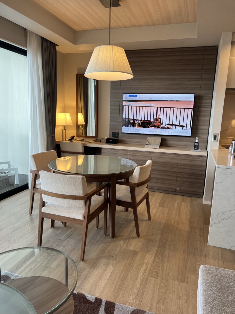 HIYORIオーシャンリゾート沖縄オーシャンスイートのダイニングスペース