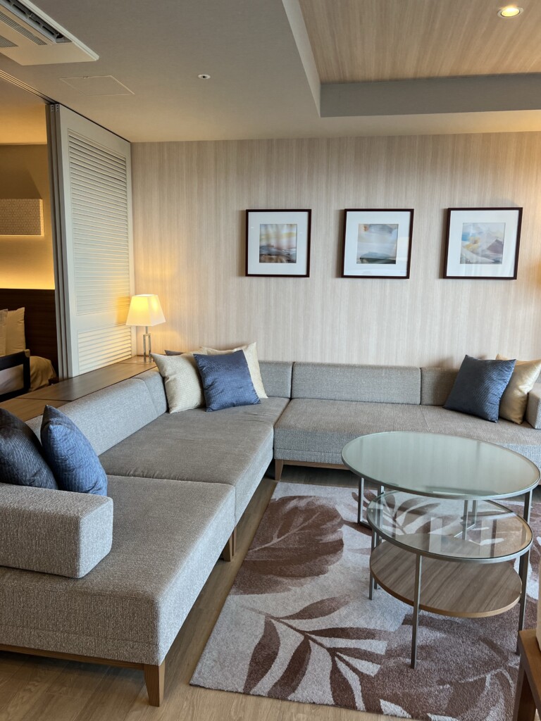 HIYORIオーシャンリゾート沖縄オーシャンスイートのリビングスペース