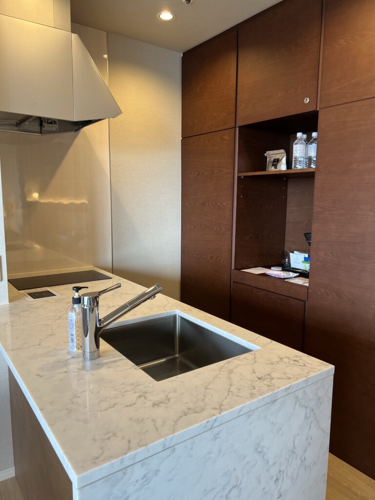 HIYORIオーシャンリゾート沖縄オーシャンスイートのキッチン・IH調理器具完備