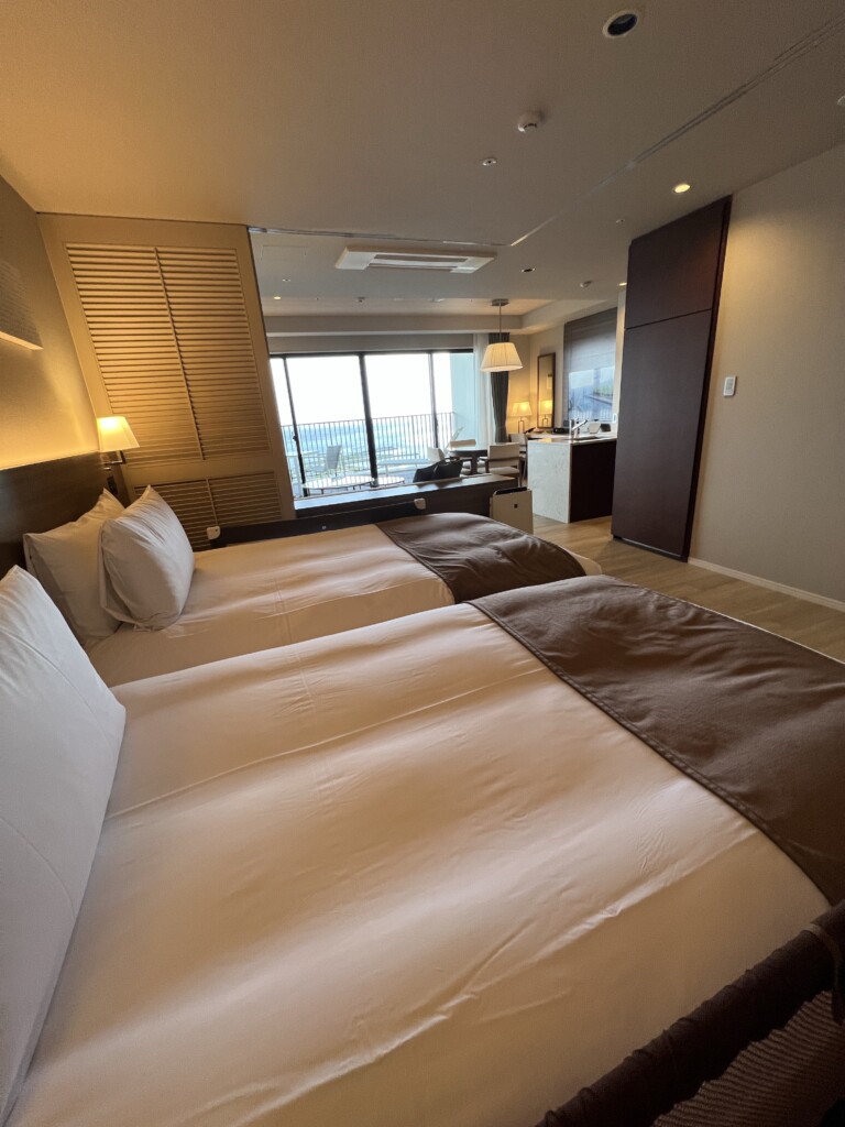 HIYORIオーシャンリゾート沖縄オーシャンスイートの寝室・ベッドガード設置済み