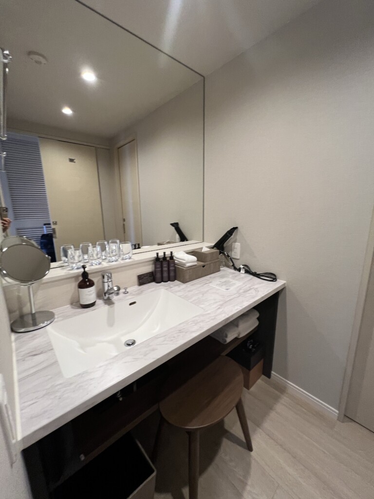 HIYORIオーシャンリゾート沖縄オーシャンスイートの洗面スペース