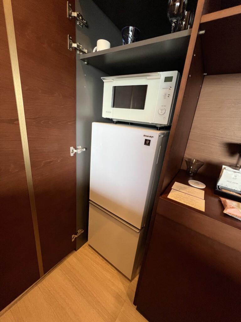 HIYORIオーシャンリゾート沖縄オーシャンスイートのキッチン・電子レンジ