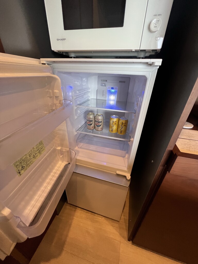 HIYORIオーシャンリゾート沖縄オーシャンスイートの冷蔵庫・無料ドリンク