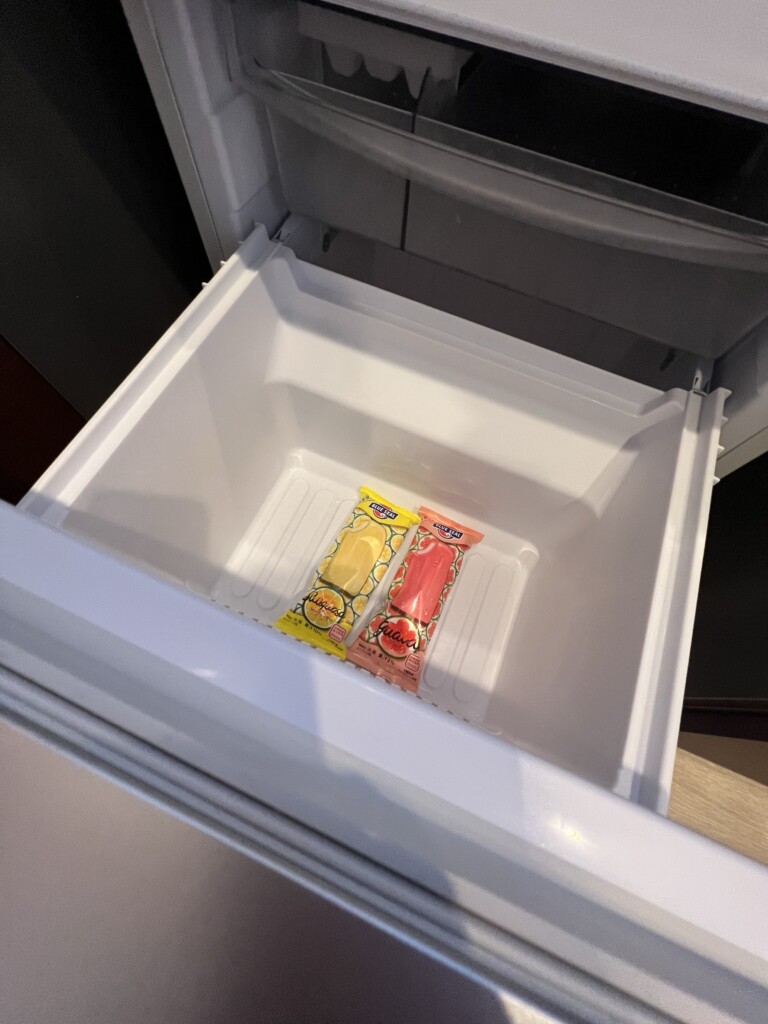 HIYORIオーシャンリゾート沖縄オーシャンスイートの冷蔵庫・無料アイス