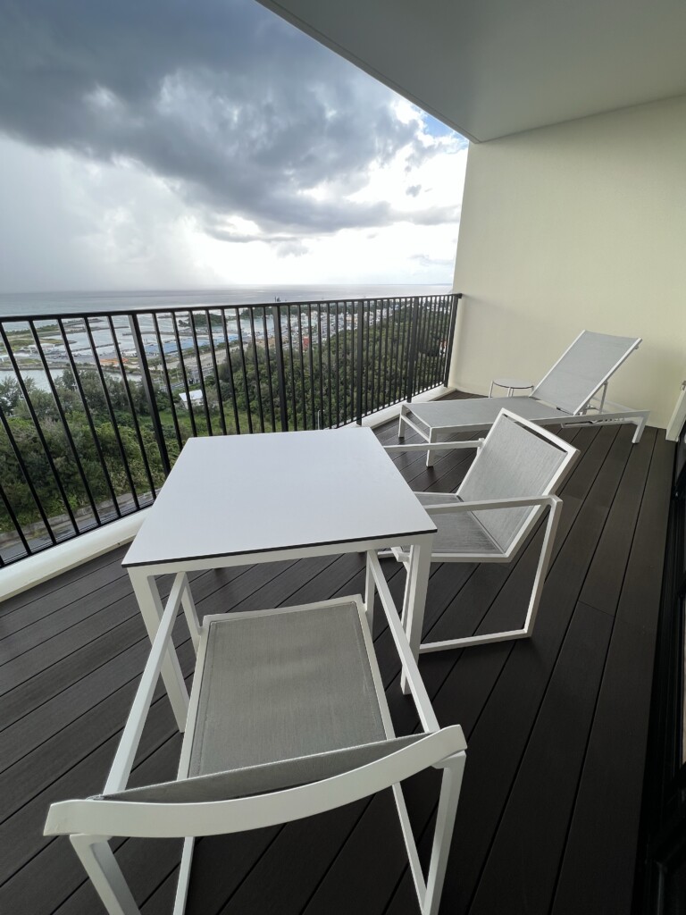 HIYORIオーシャンリゾート沖縄オーシャンスイートのバルコニー・曇り空