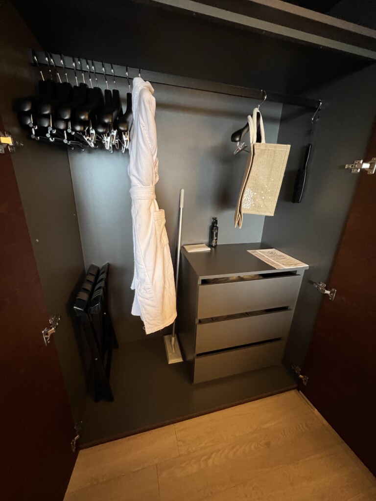 HIYORIオーシャンリゾート沖縄オーシャンスイートのクローゼット・バスローブ
