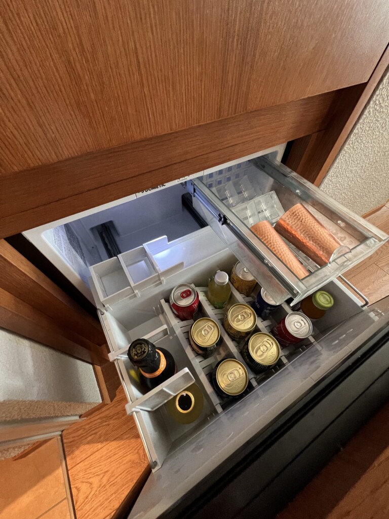 Southwest Grand Hotel 那覇 国際通り 冷蔵庫内の無料ドリンクとグラス