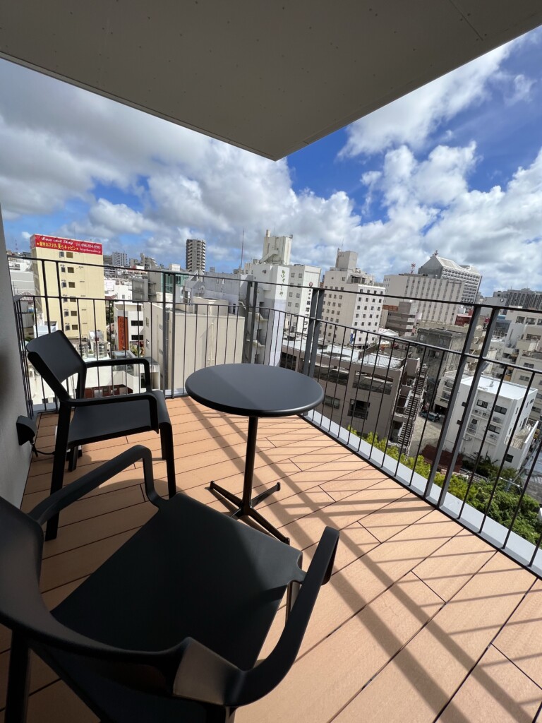 Southwest Grand Hotel 那覇 国際通り バルコニー デスクとチェア