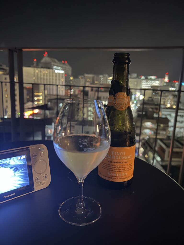 Southwest Grand Hotel 那覇 国際通り バルコニーでスパークリングワインを楽しむ