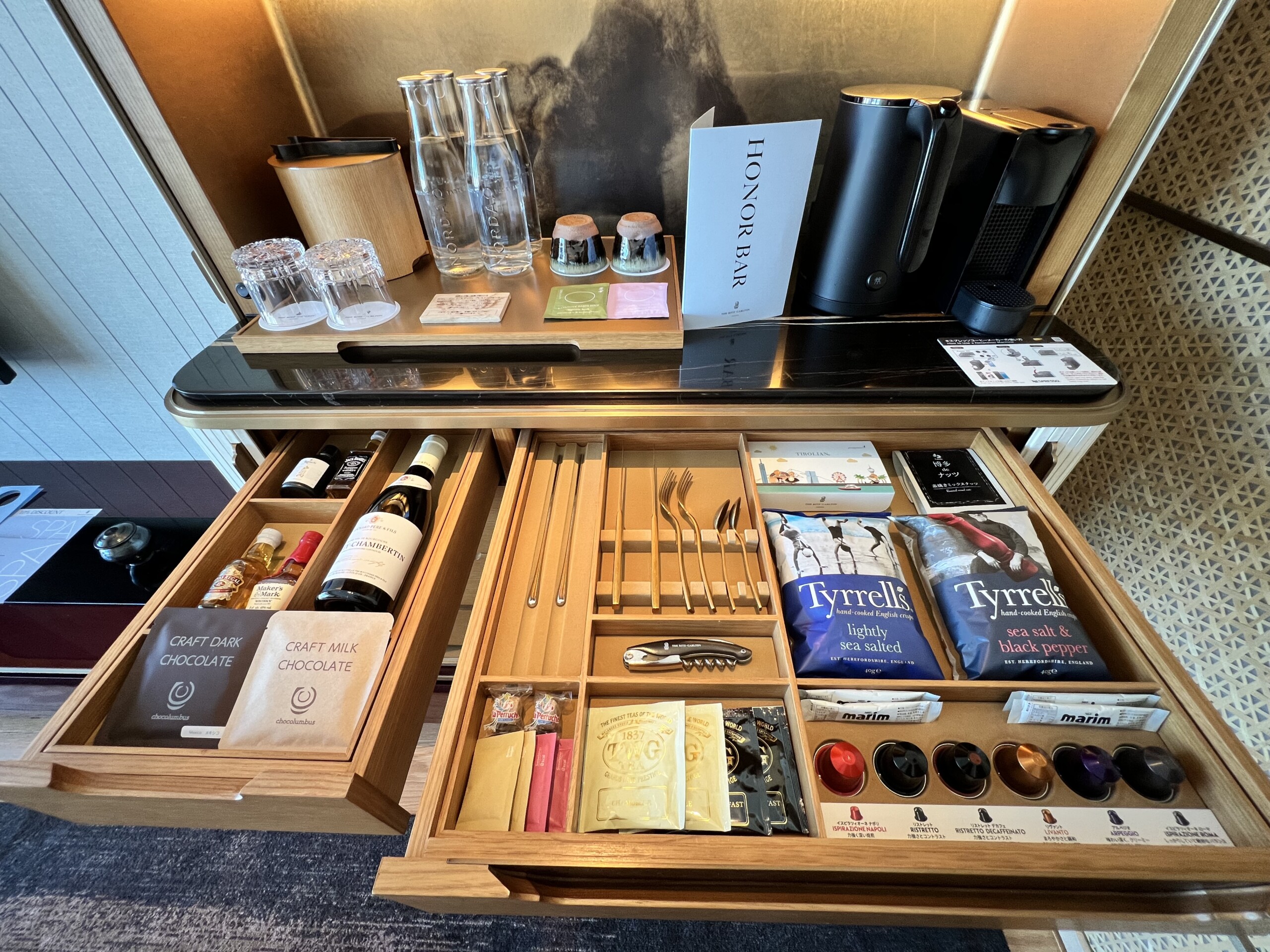 豪華なミニバーの引き出し1