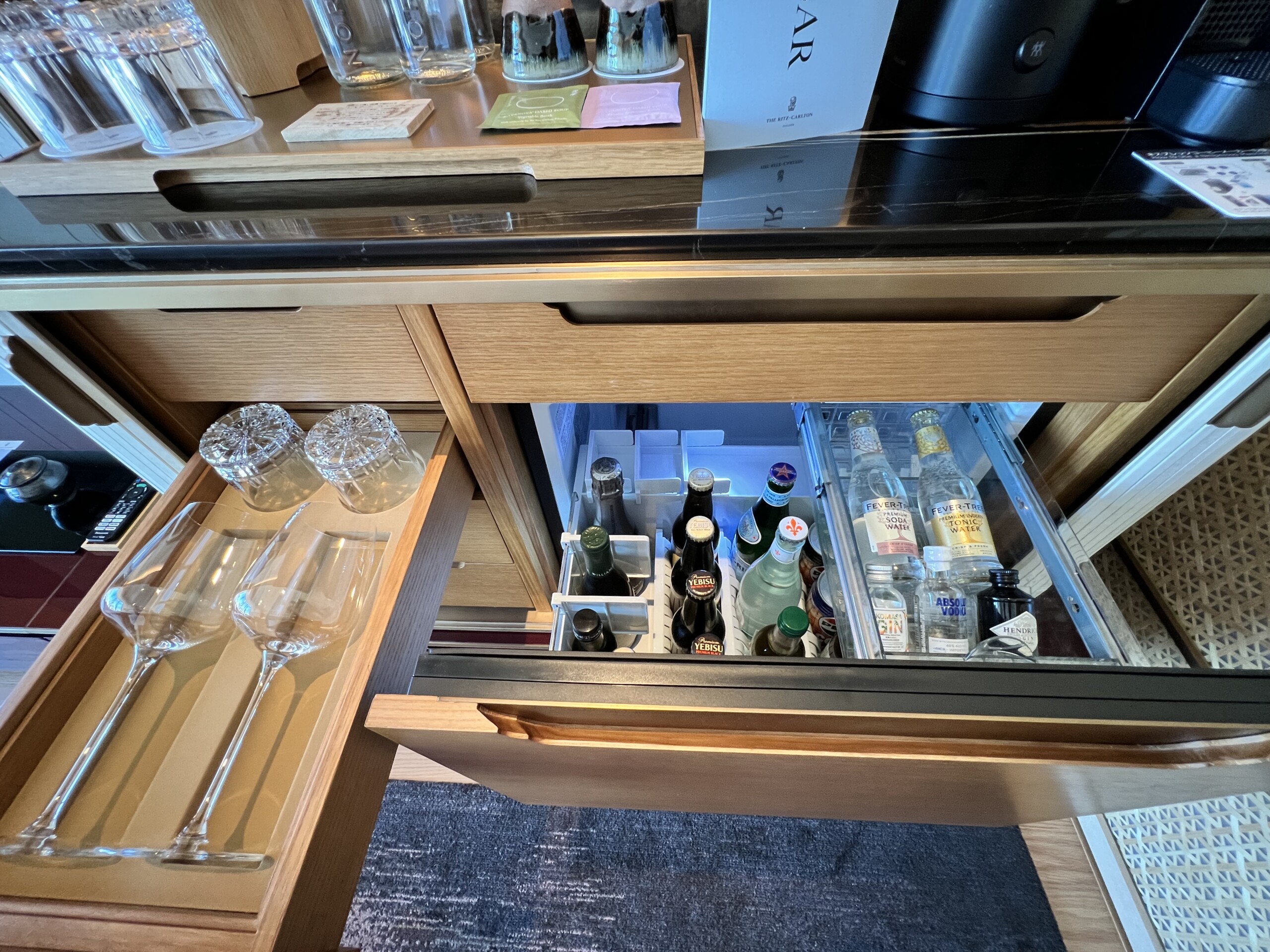 豪華なミニバーの引き出し2