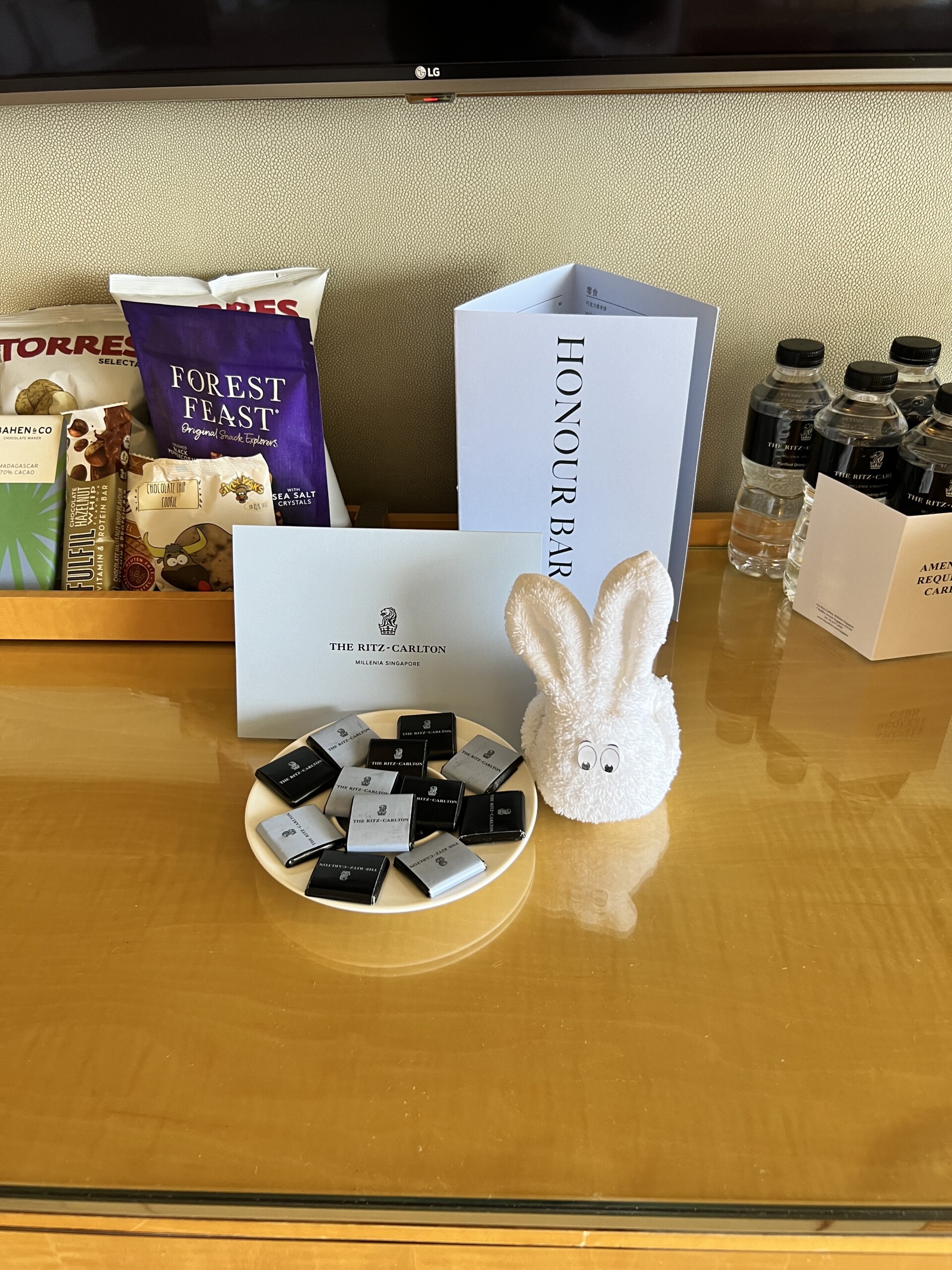 デスク上に並ぶアメニティ。チョコレートやスナック類
