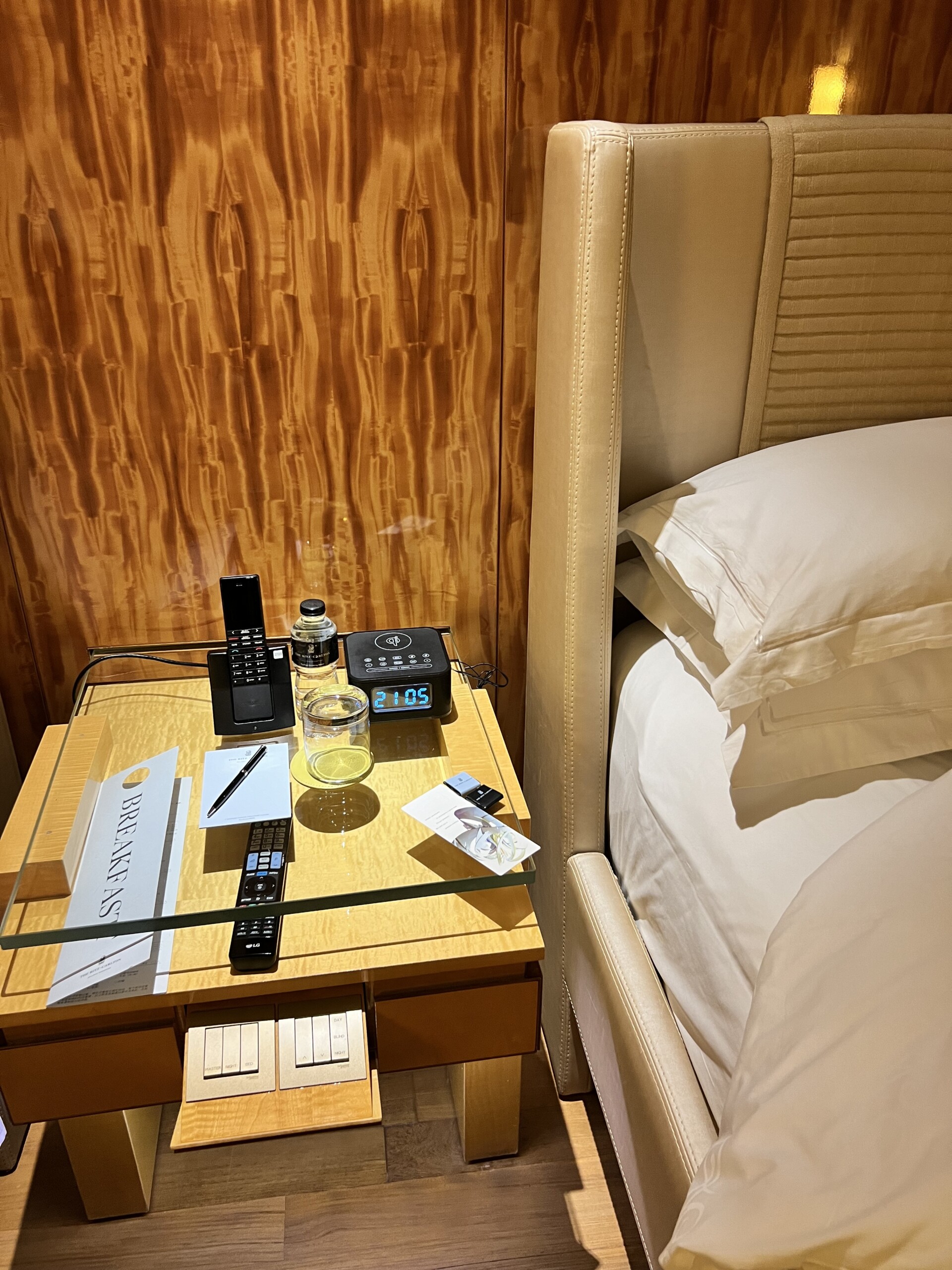 ベッドサイドの様子。コントロールパネルやメモ帳など