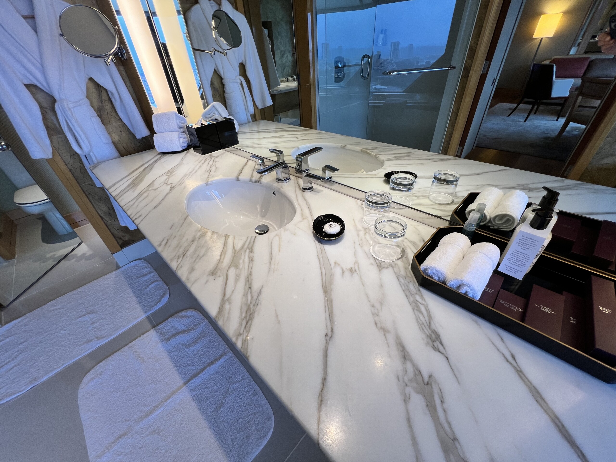 大理石の洗面台。高級感のある装飾と設備