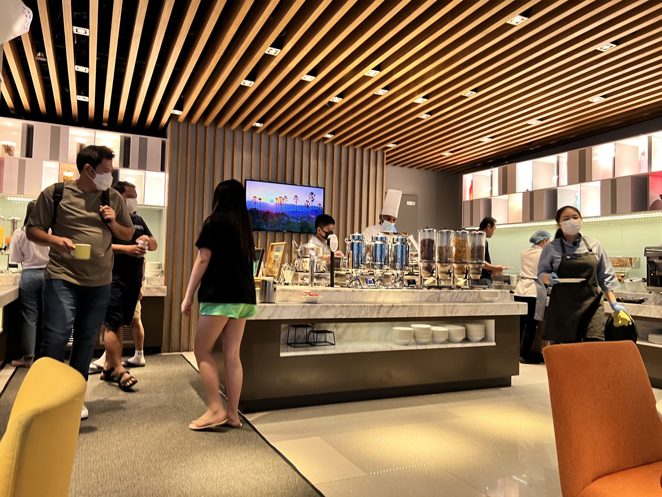 朝食レストランの内観。木目調の天井と明るい空間が特徴的