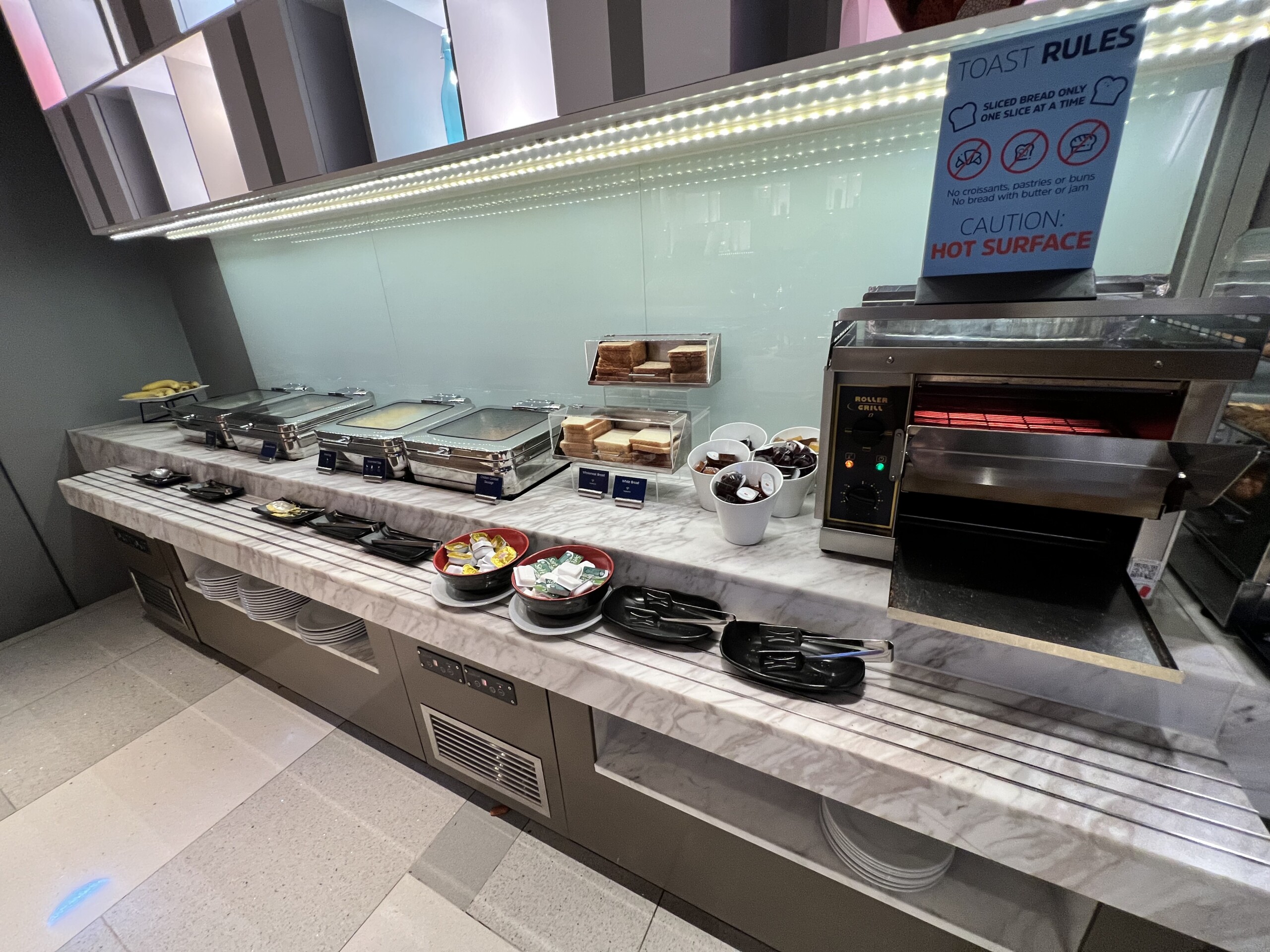 朝食ビュッフェのホットミール類。温かい料理が充実