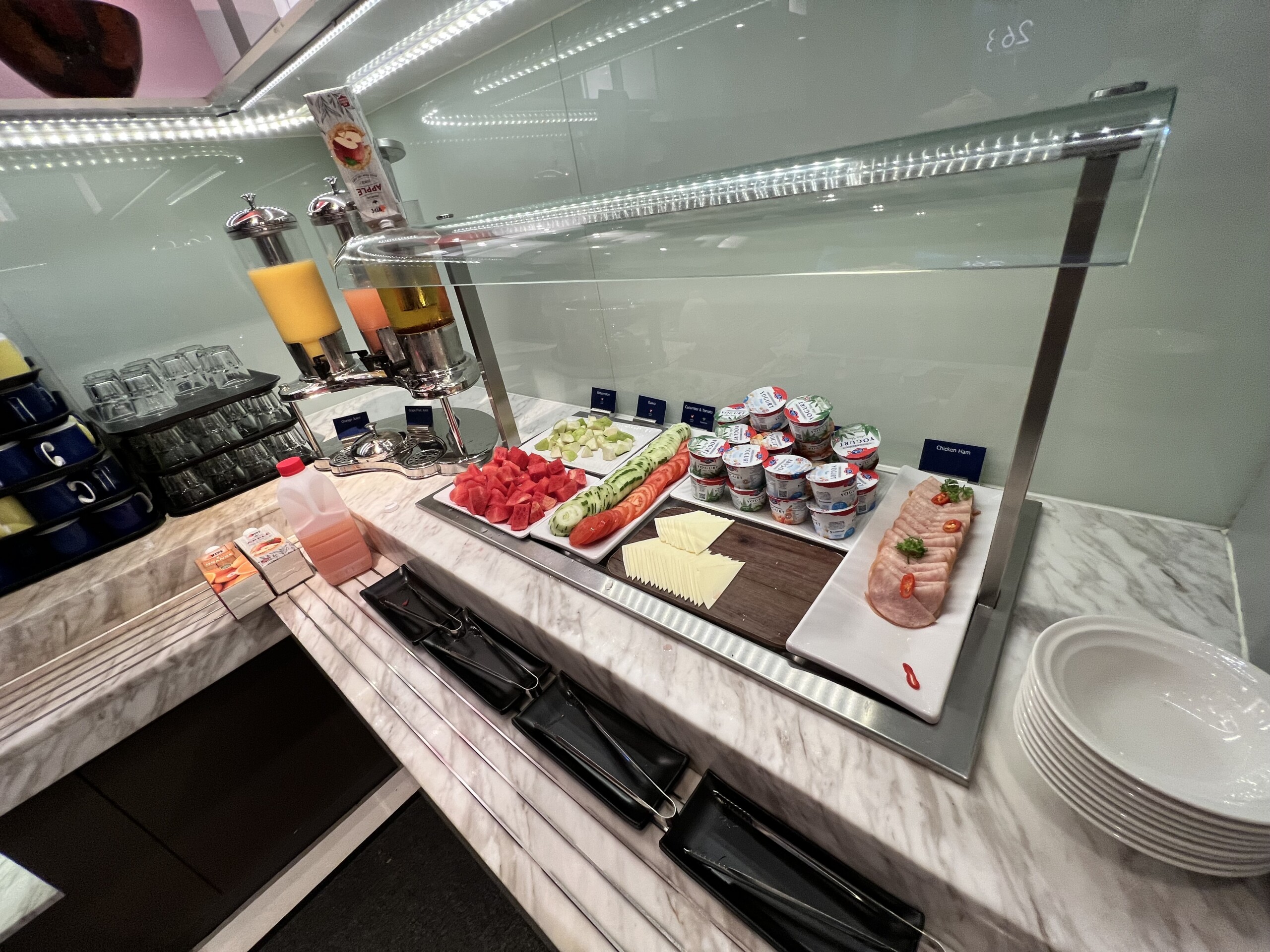 新鮮なフルーツやハム、チーズなどの冷菜コーナー