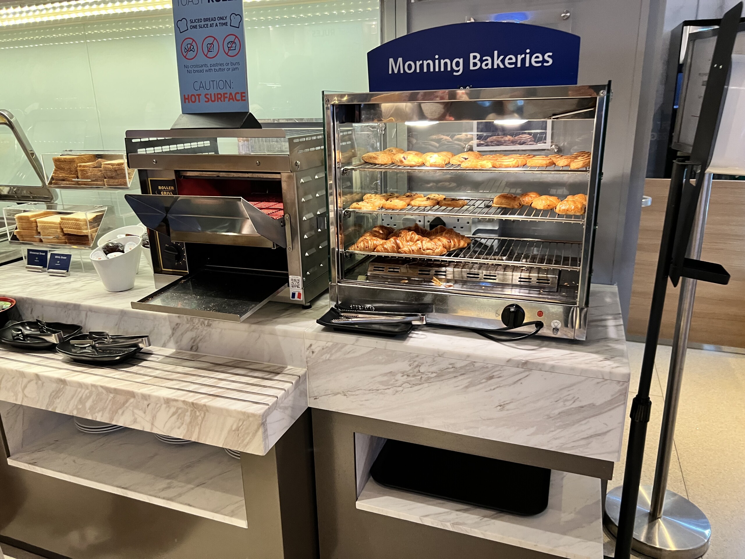 焼きたてのクロワッサンやペイストリー類が並ぶベーカリーコーナー