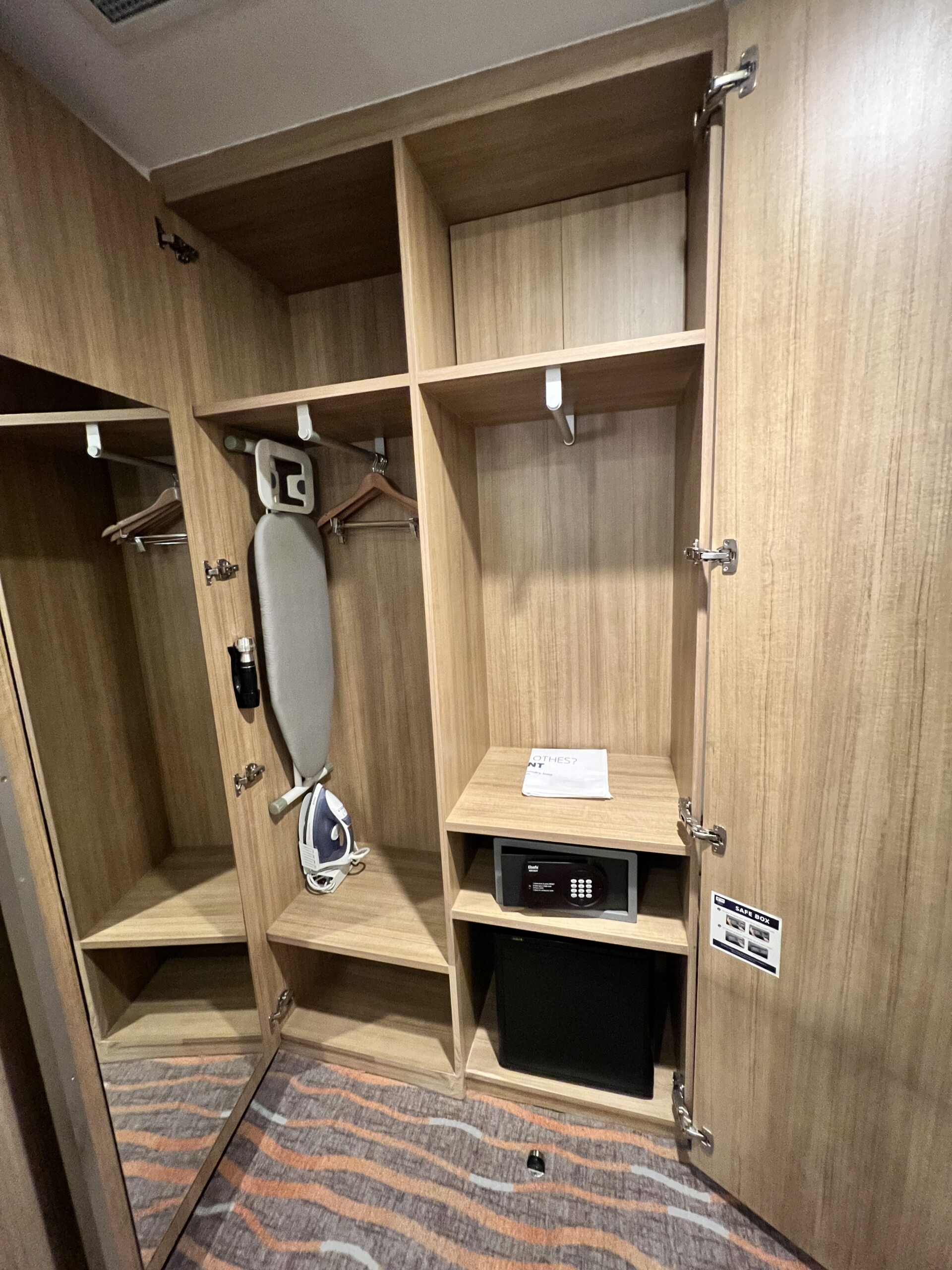 客室のクローゼット。アイロン台やセーフティボックスを完備