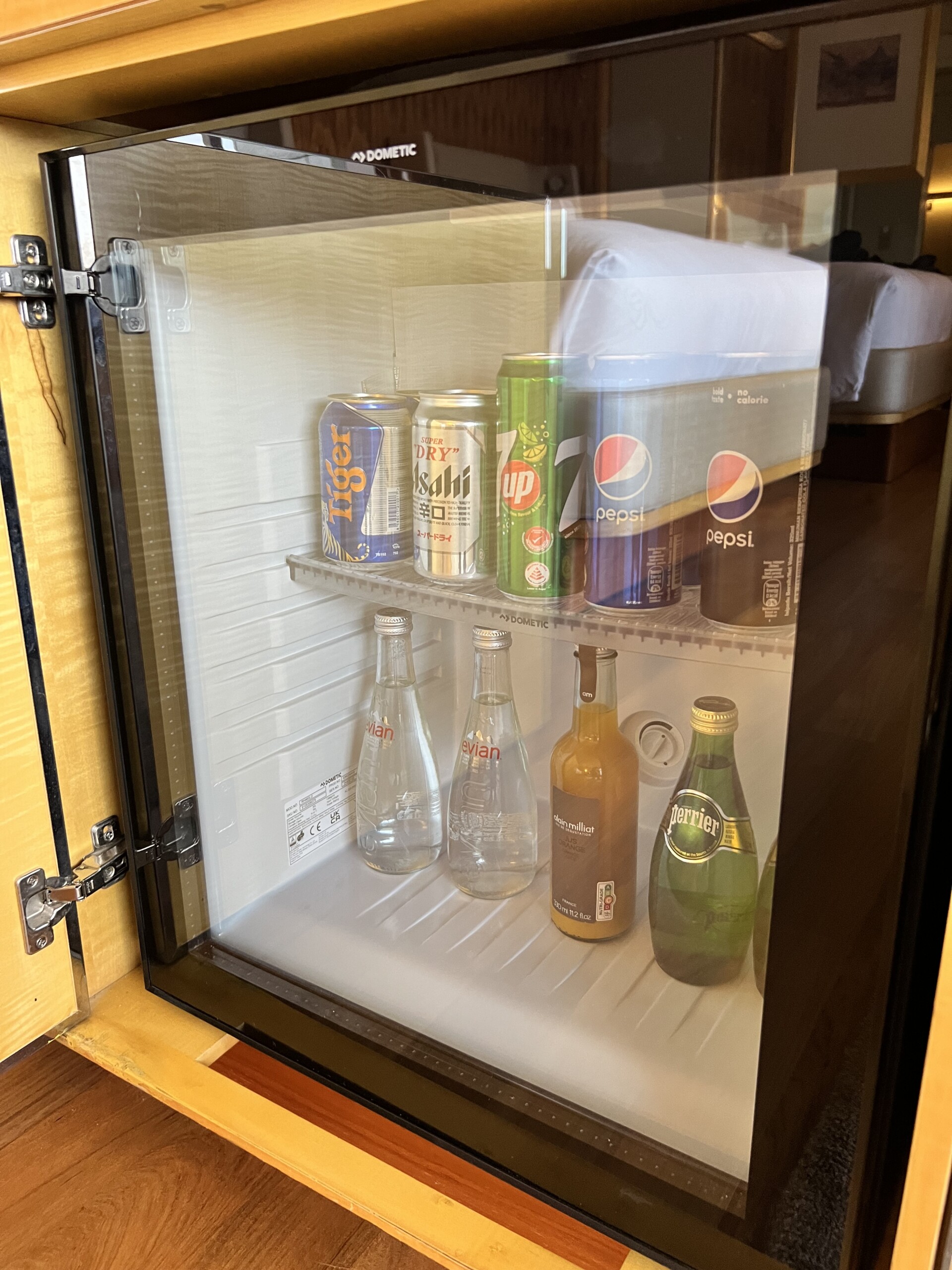 ミニバーの中身。各種ドリンクが揃う