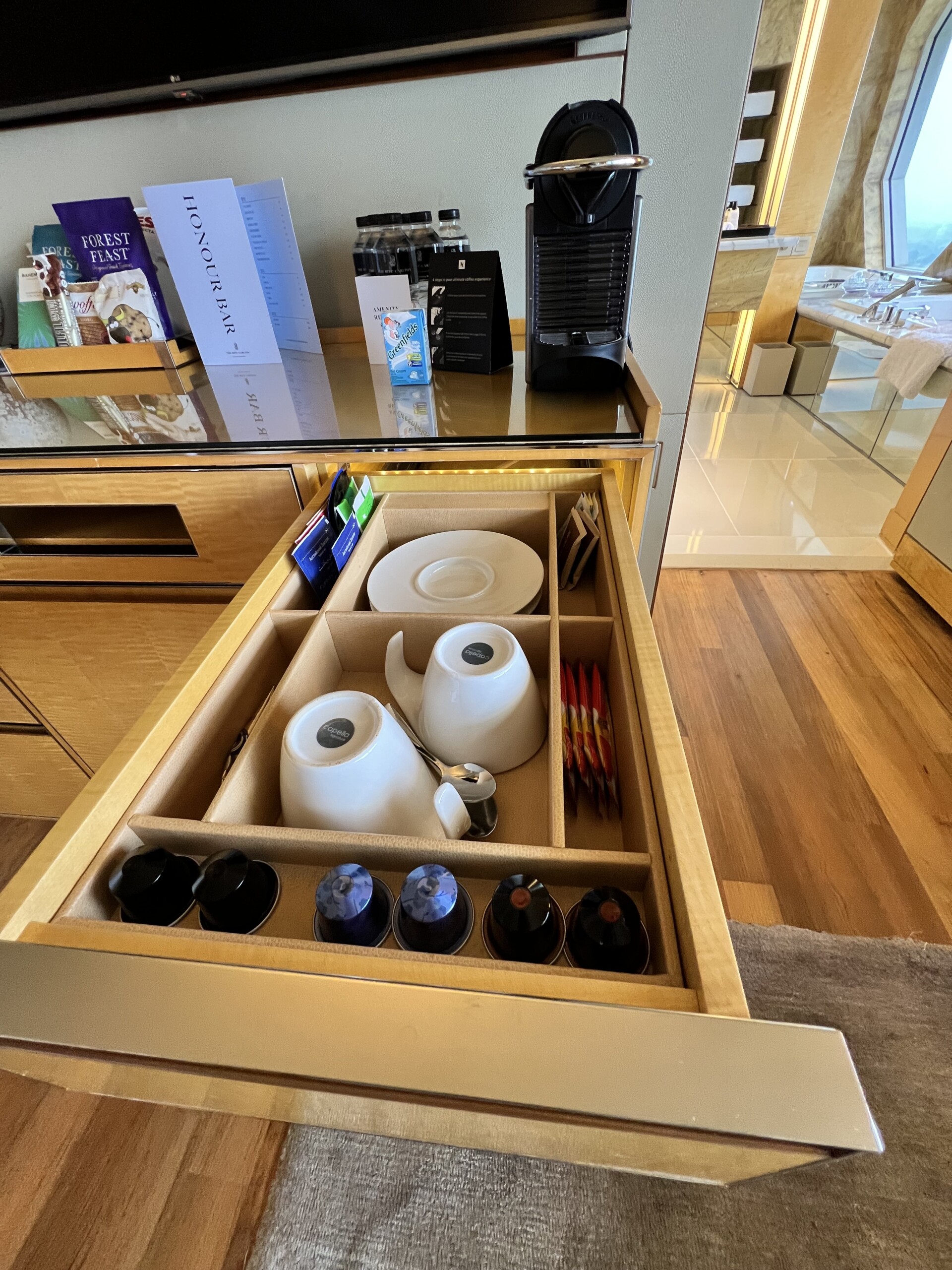 引き出しの中の様子。グラス類や小物が整然と収納