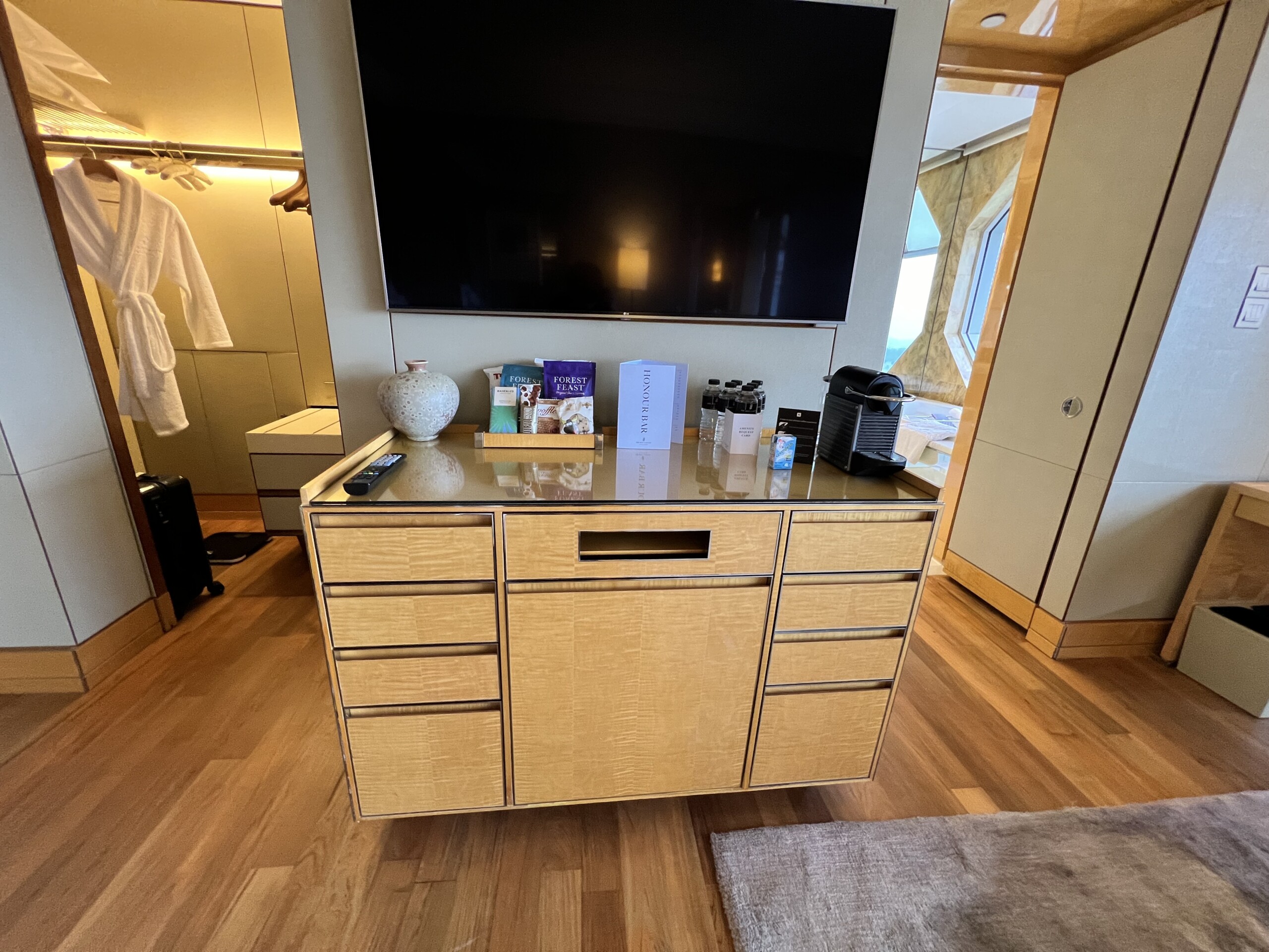 デスクエリアの様子。ミニバーや収納が配置