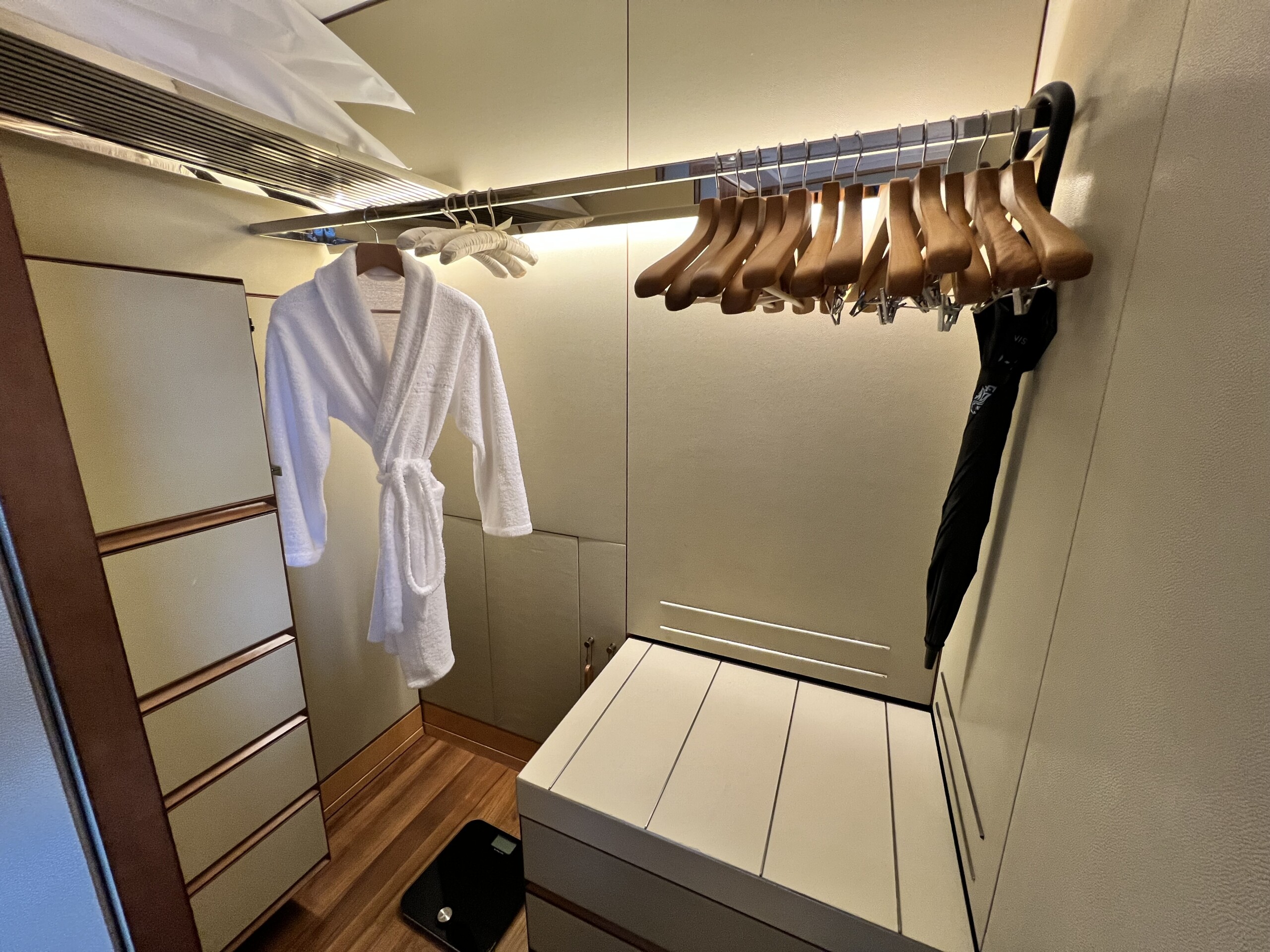 広々としたウォークインクローゼット。バスローブやハンガーが完備