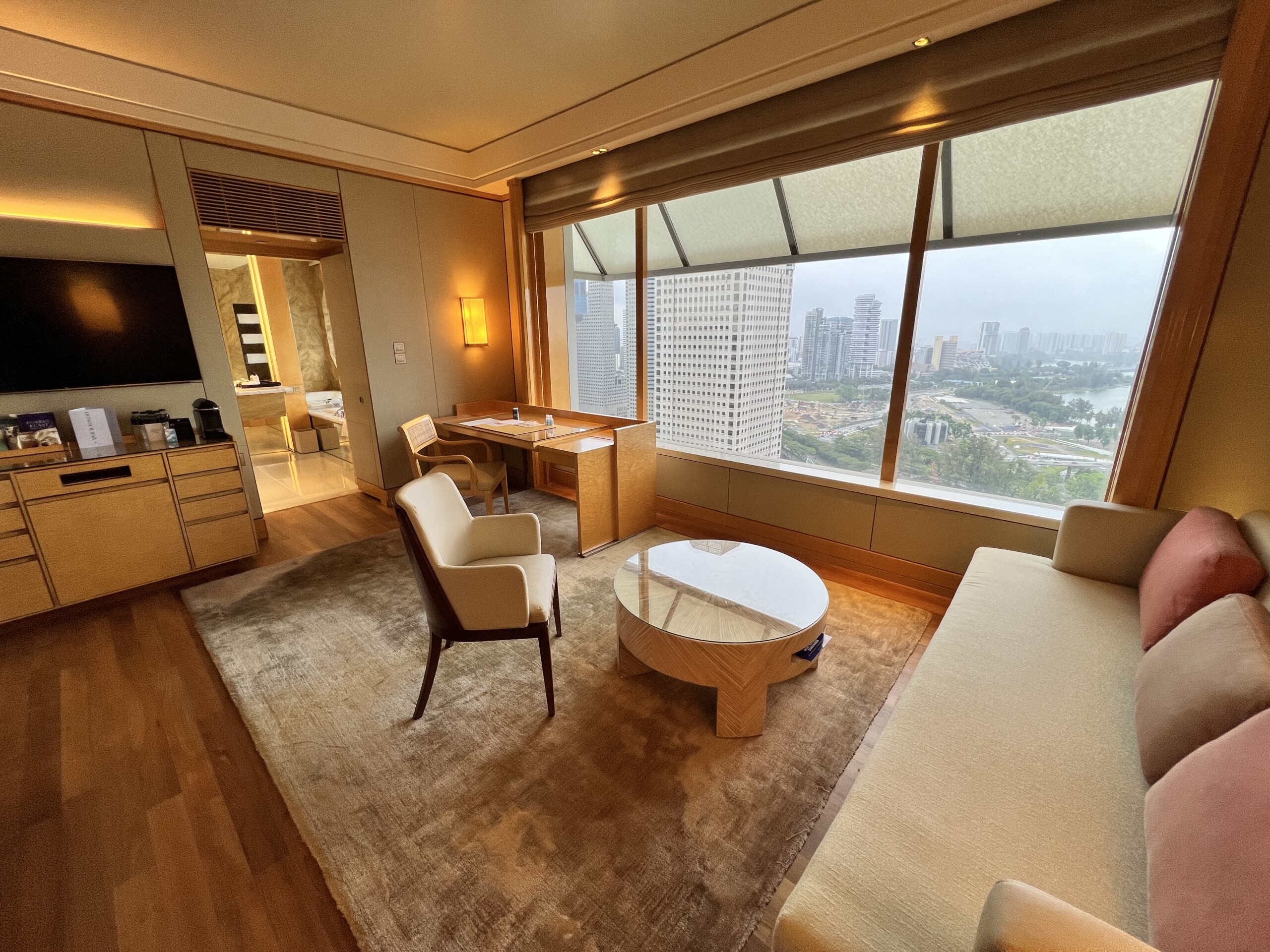 窓際のソファスペース。カラン川と街並みの眺望が楽しめる