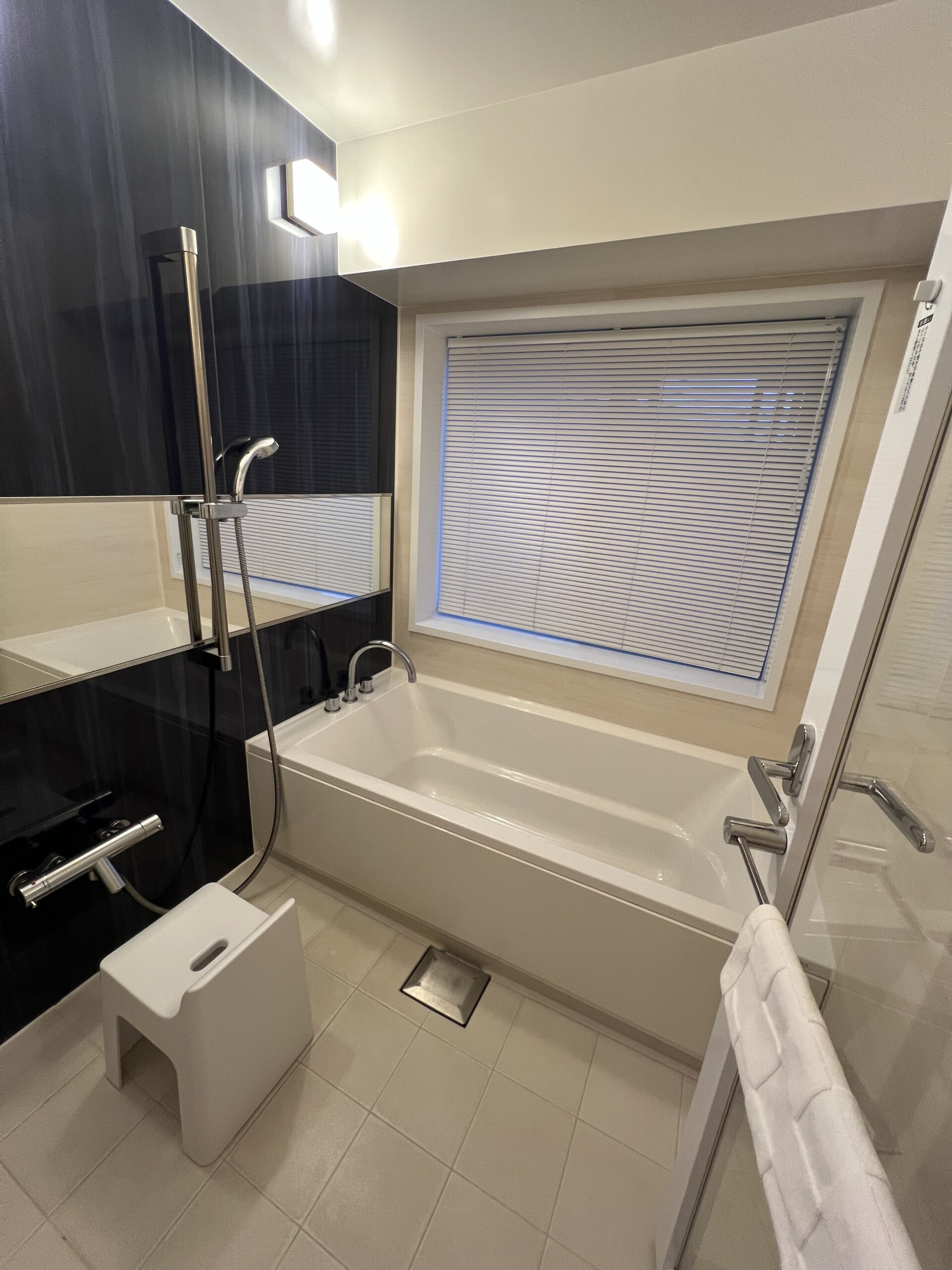 窓付きの明るいバスルーム