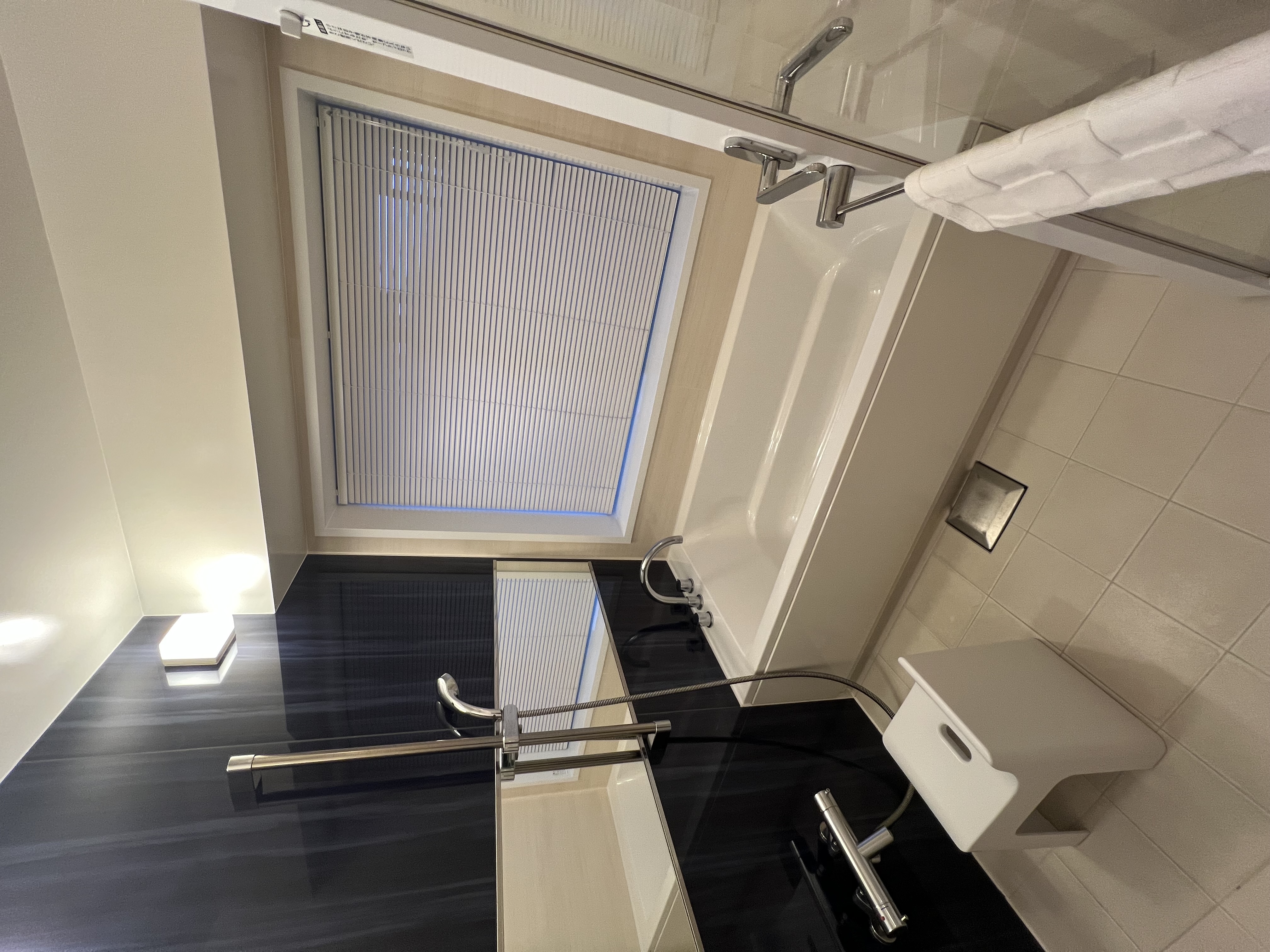 窓付きの明るいバスルーム