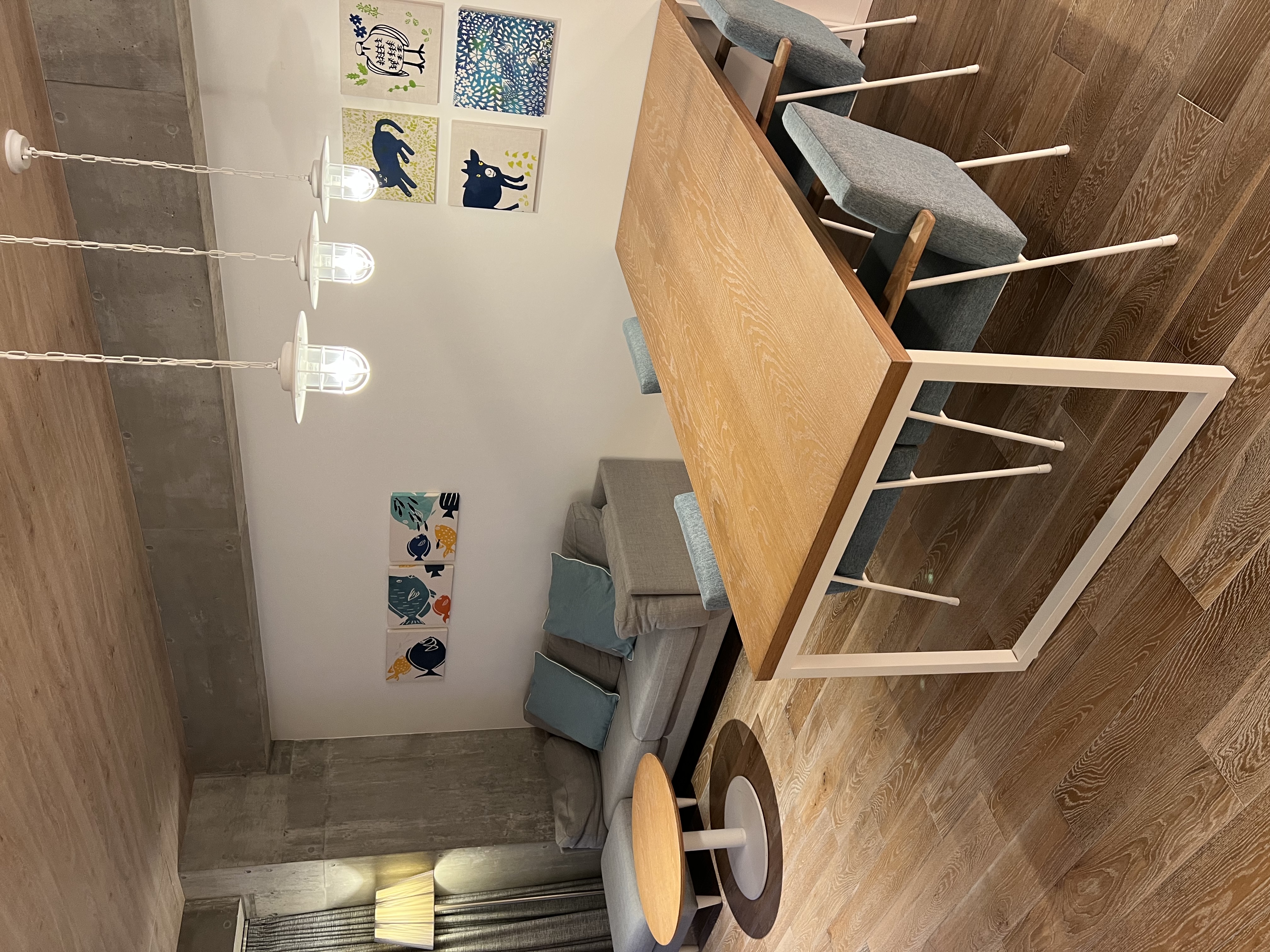 夜のリビングの雰囲気