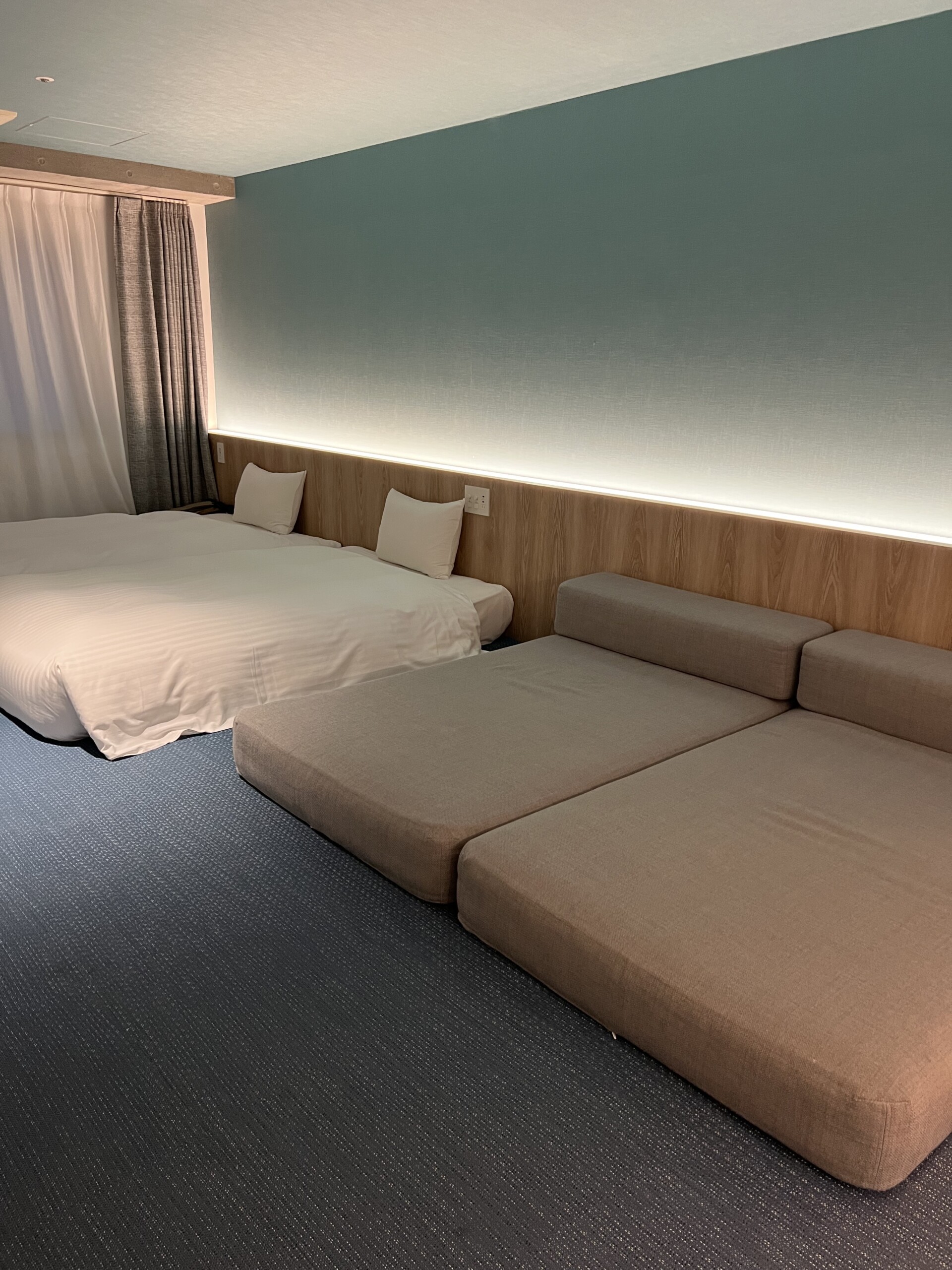 3台並んだベッドルーム