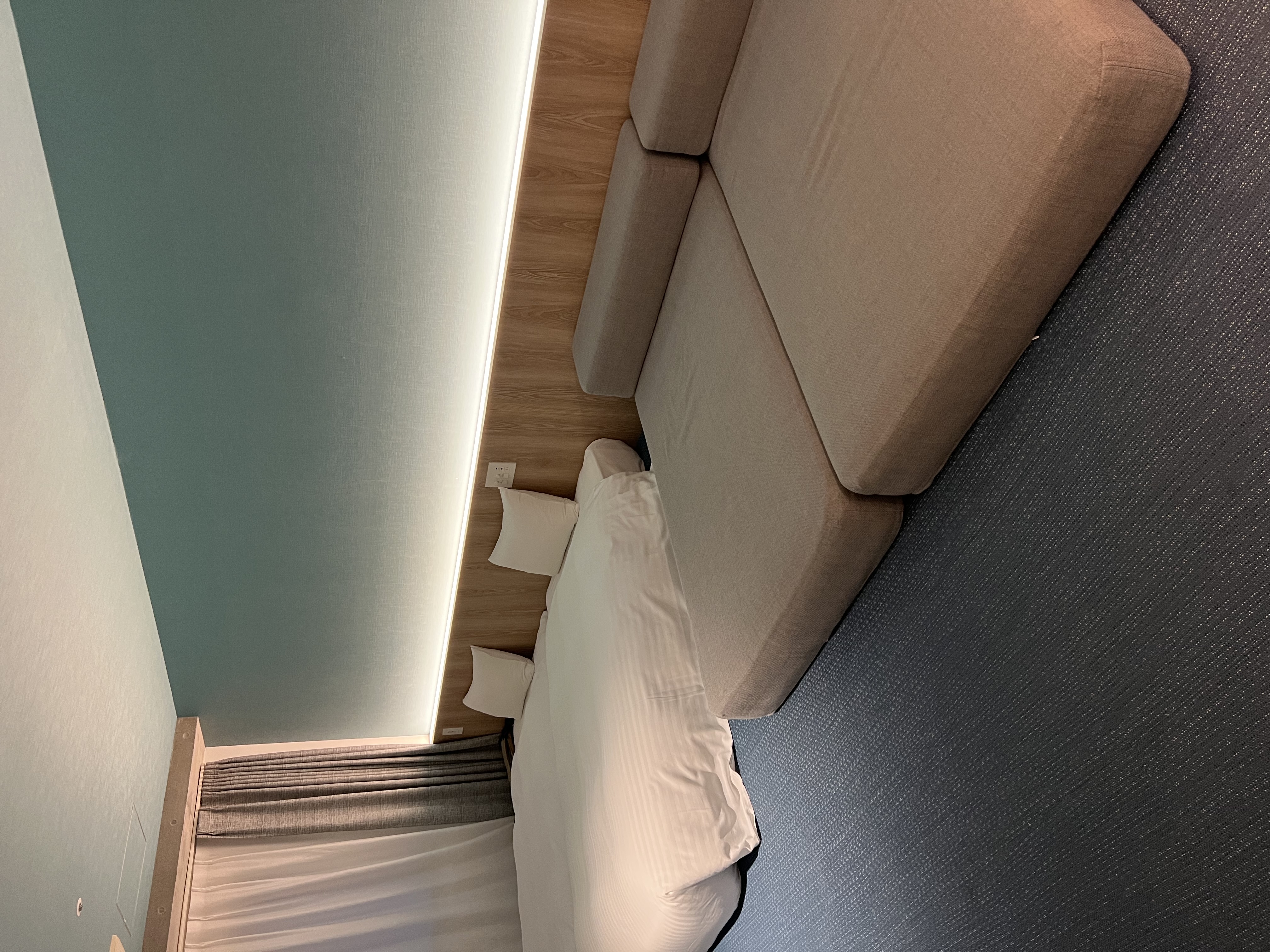 3台並んだベッドルーム