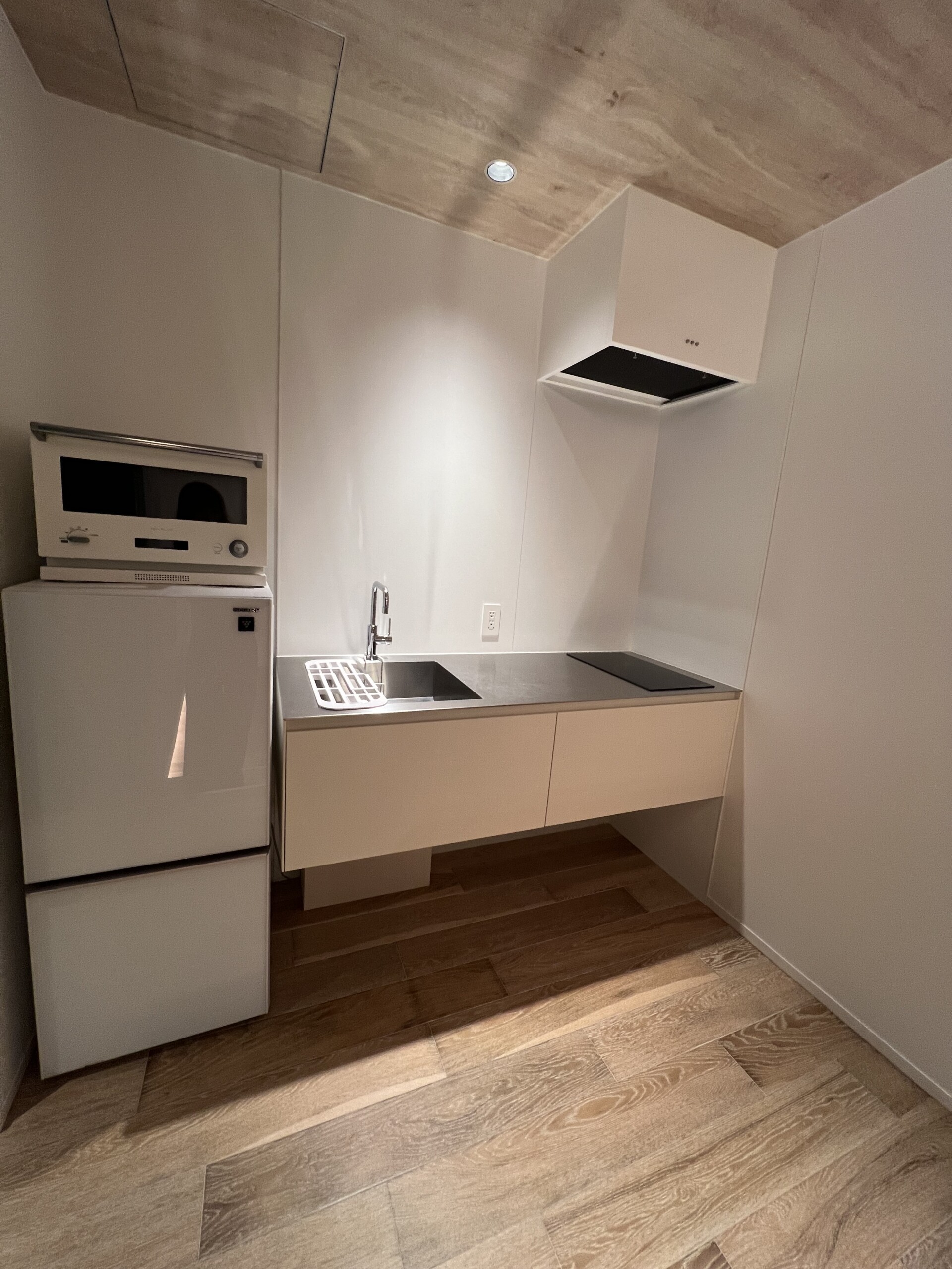 大型冷蔵庫とキッチン