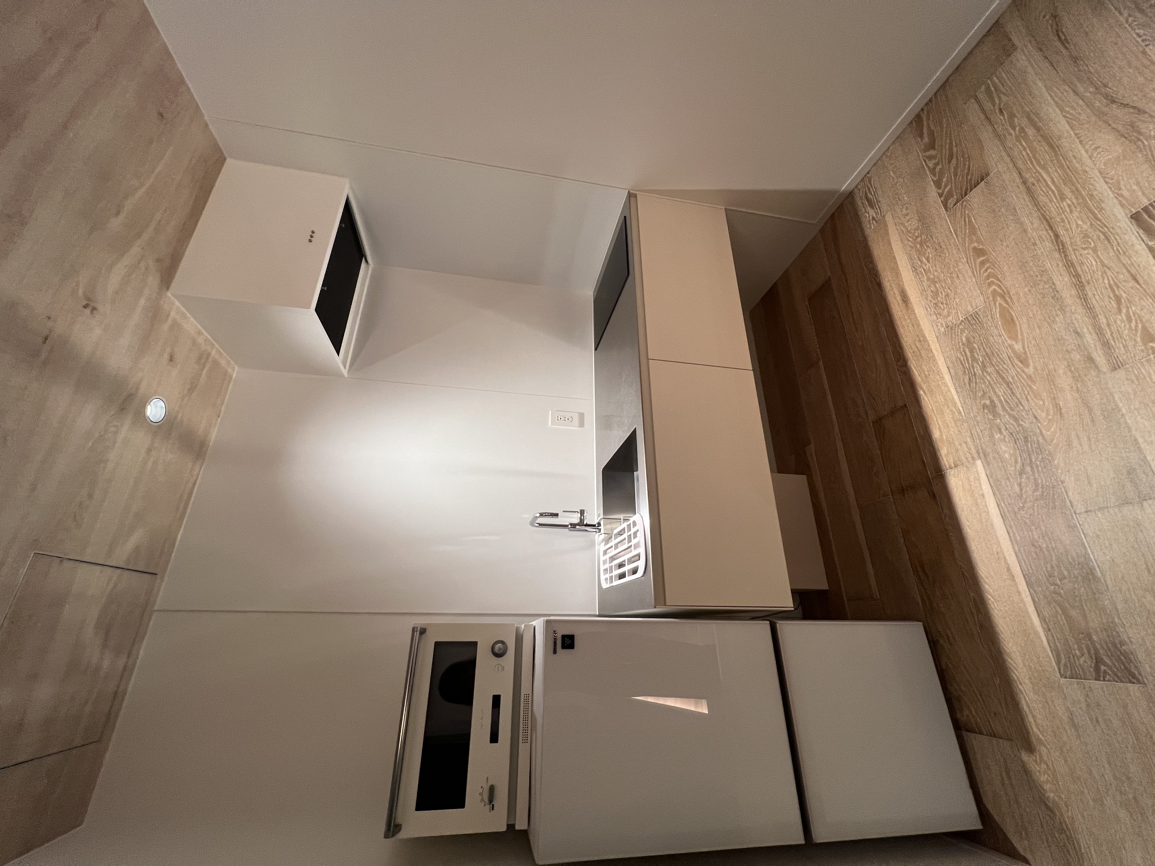 大型冷蔵庫とキッチン