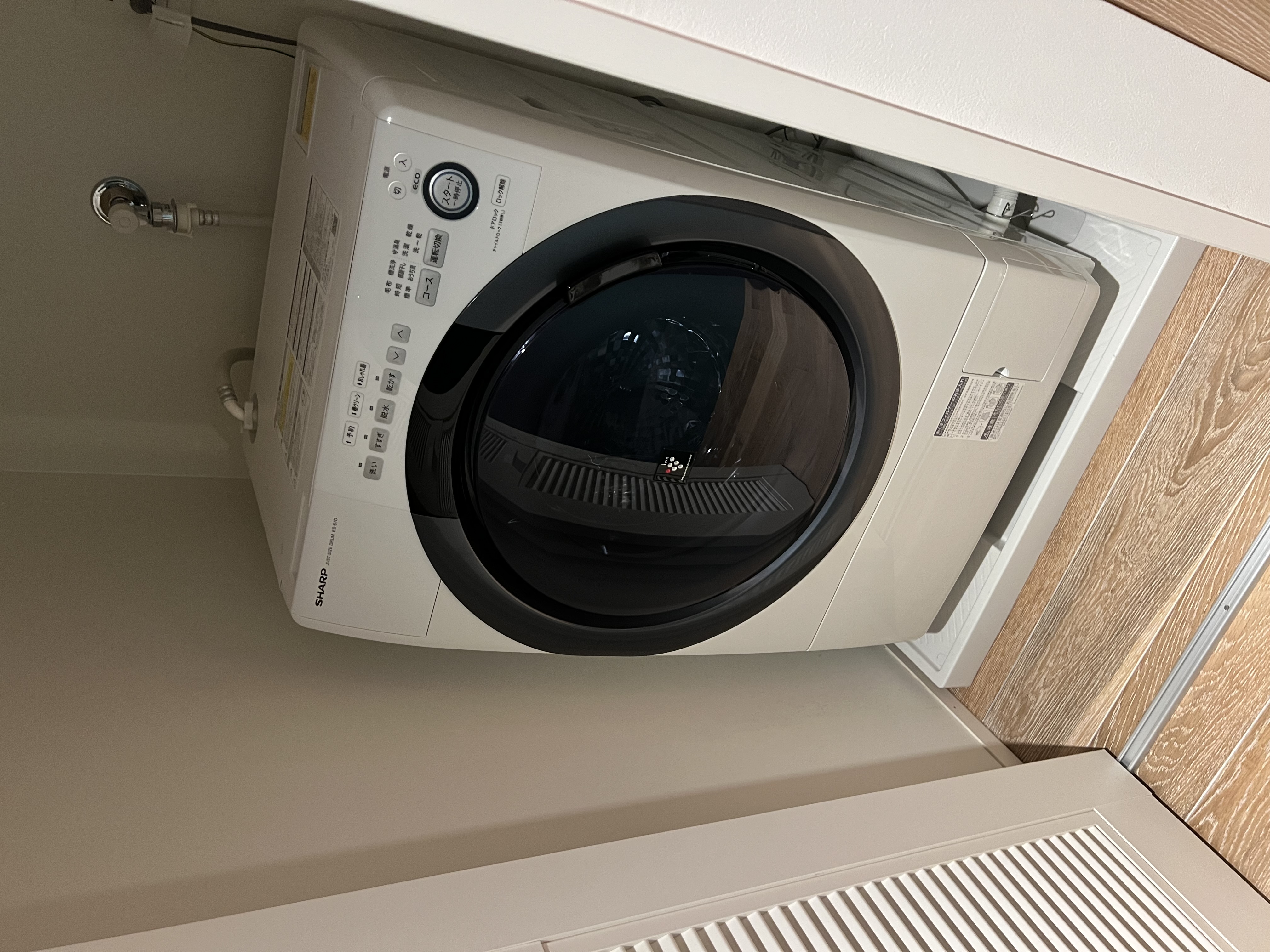 客室内のドラム式洗濯乾燥機