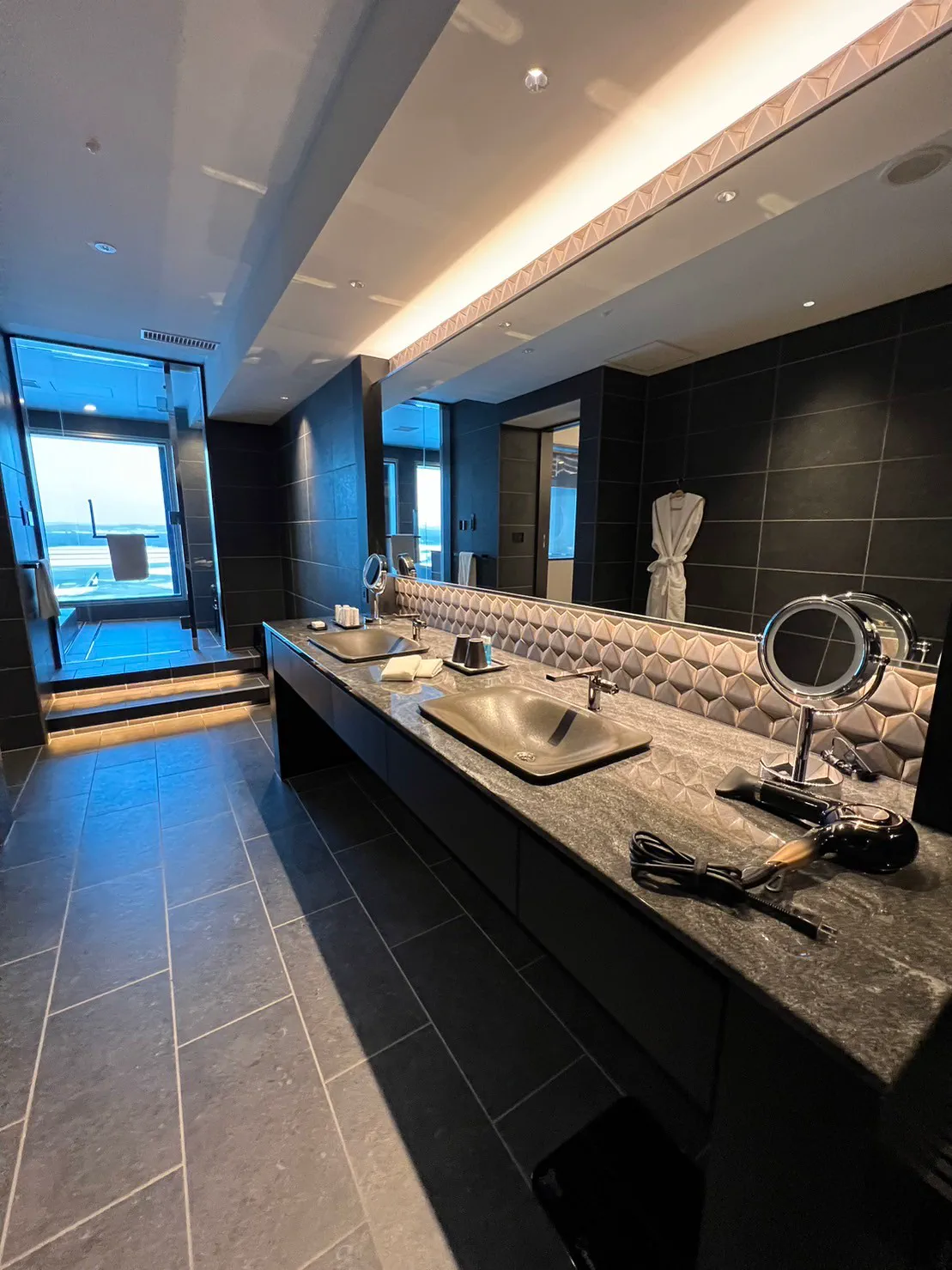 禅スイートのダブルシンクの洗面台