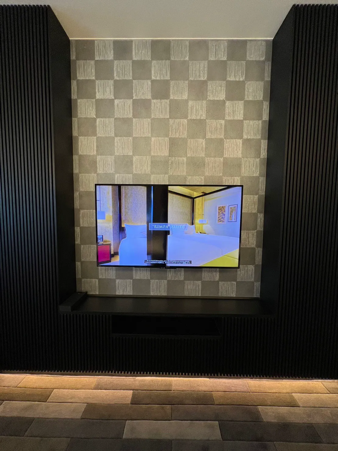 禅スイートのベッド周り(別アングル)