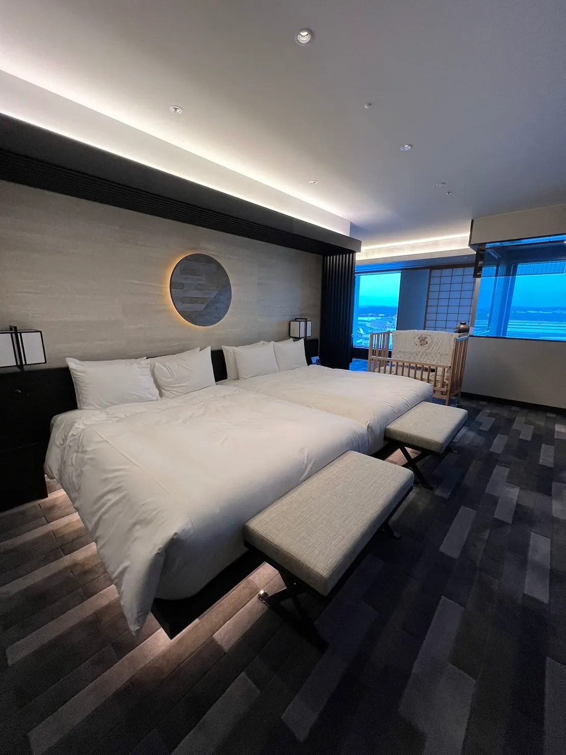 禅スイートのハリウッドツインのベッドと間接照明