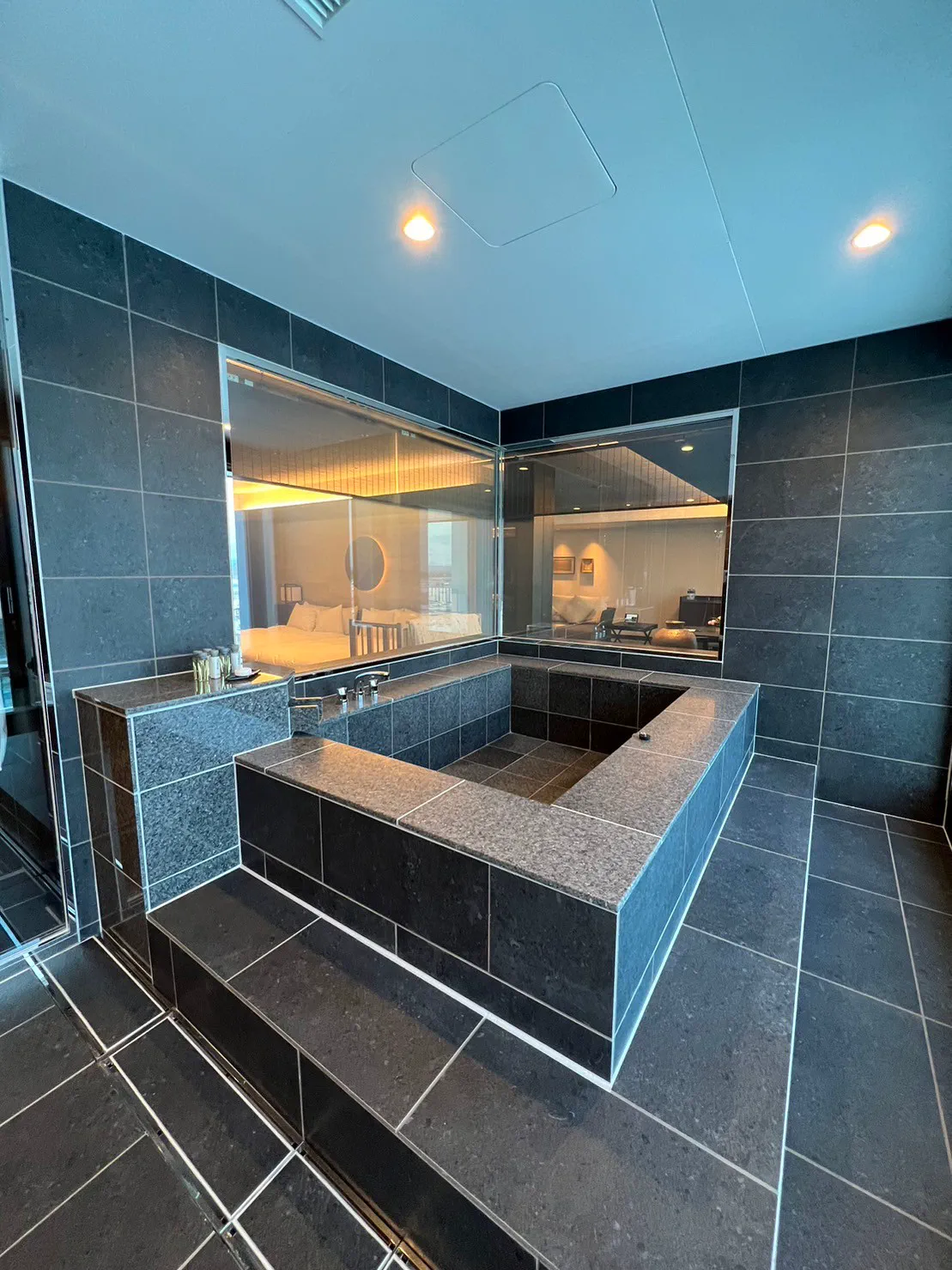 禅スイートの窓付きの展望風呂