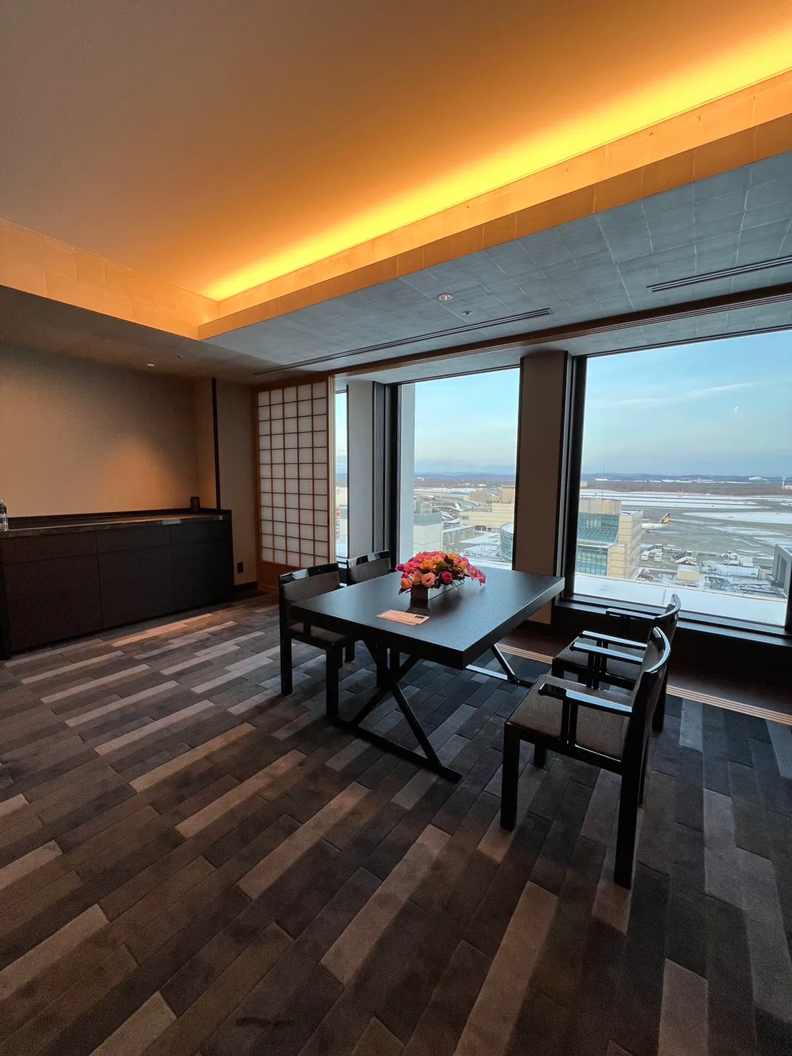 禅スイートのリビングにある大きなソファとローテーブル