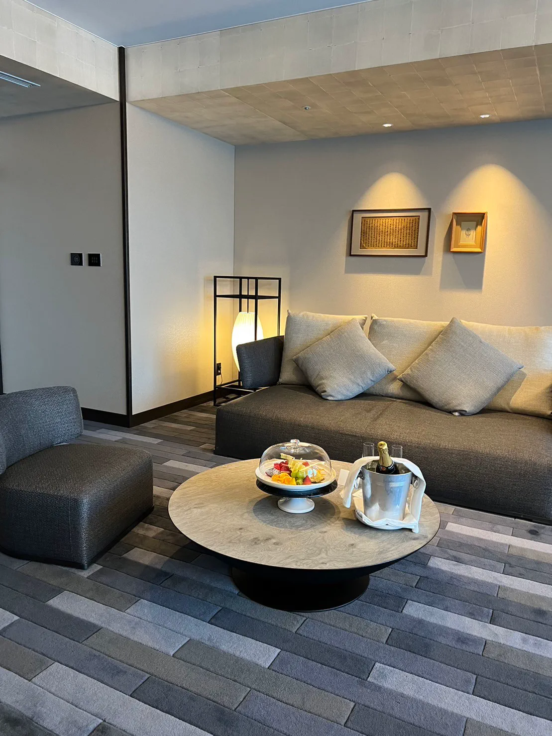 禅スイートの広いリビングスペース