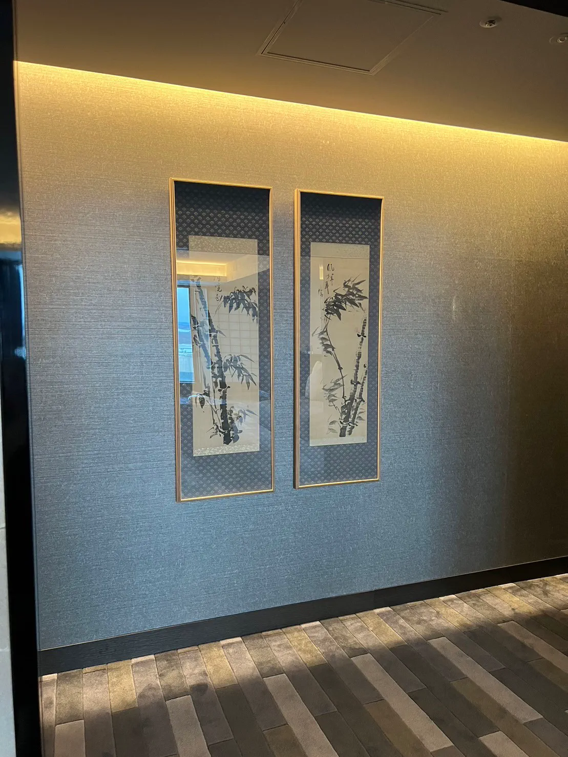 禅スイートの入口付近に飾られた竹の掛け軸