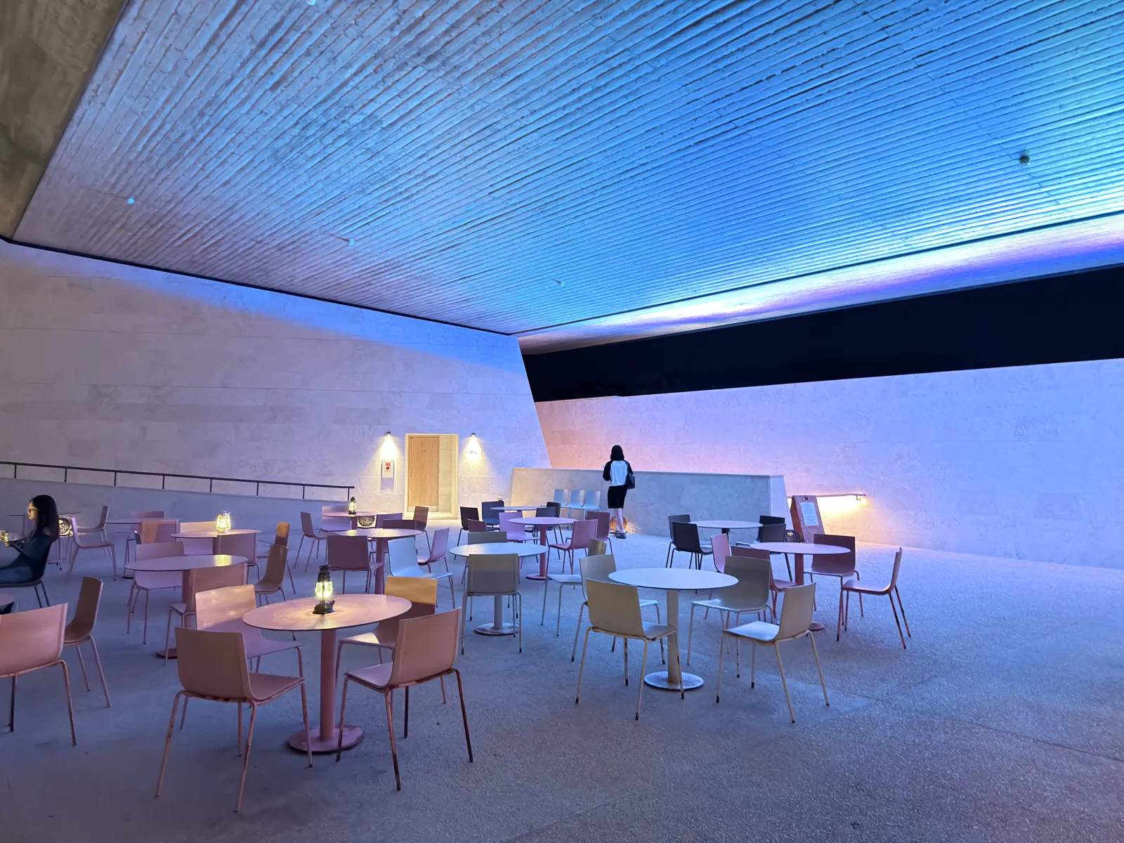 ライトアップされたカフェのテラス席、幻想的な空間