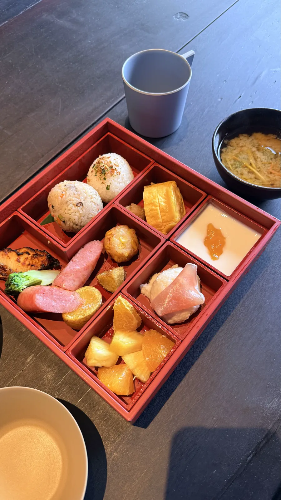 赤い箱におにぎりや卵焼きが並んだ、子ども用の客室朝食