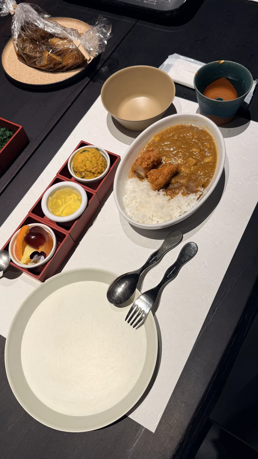 カレーライスと揚げ物に、三つの小鉢を添えた星のや沖縄の子ども用夕食