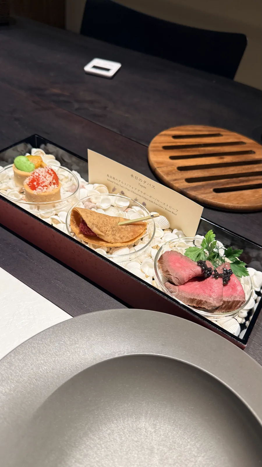 本日のタパスと書かれたカードを添え、三つの器に盛り付けた前菜