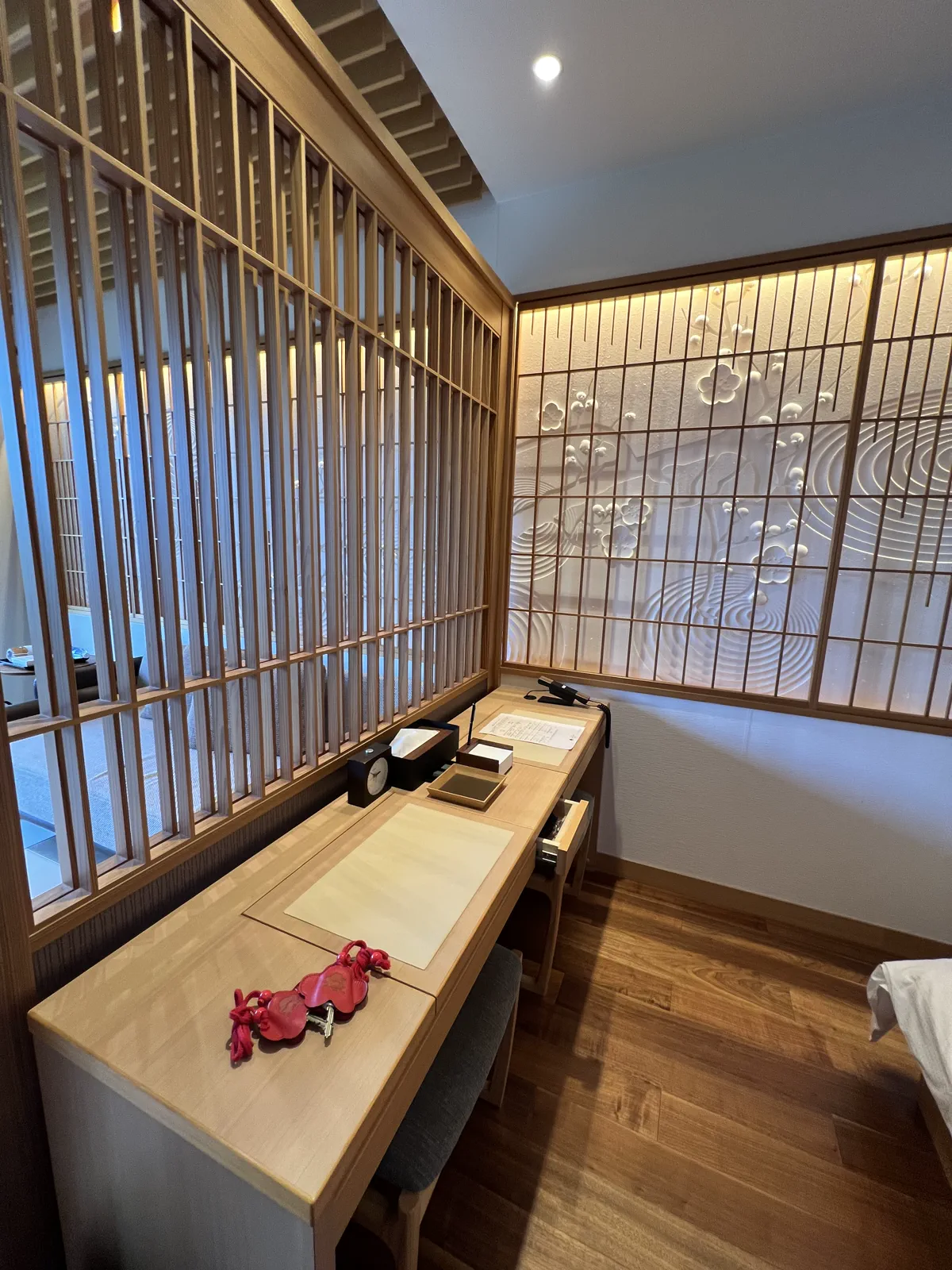 客室のデスク。木製の格子と、間接照明が印象的
